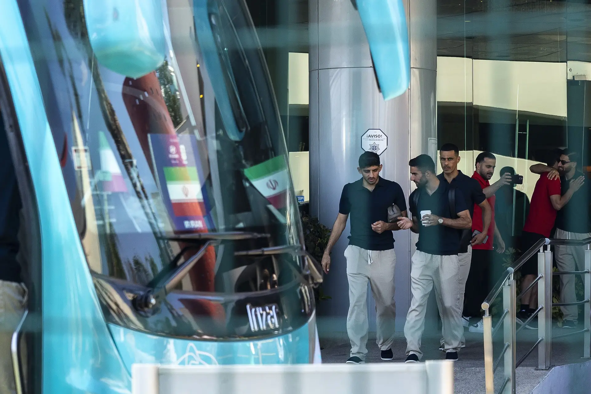 Jogadores iranianos deixam o México a caminho dos Estados Unidos, onde só podem permanecer durante 48 horas