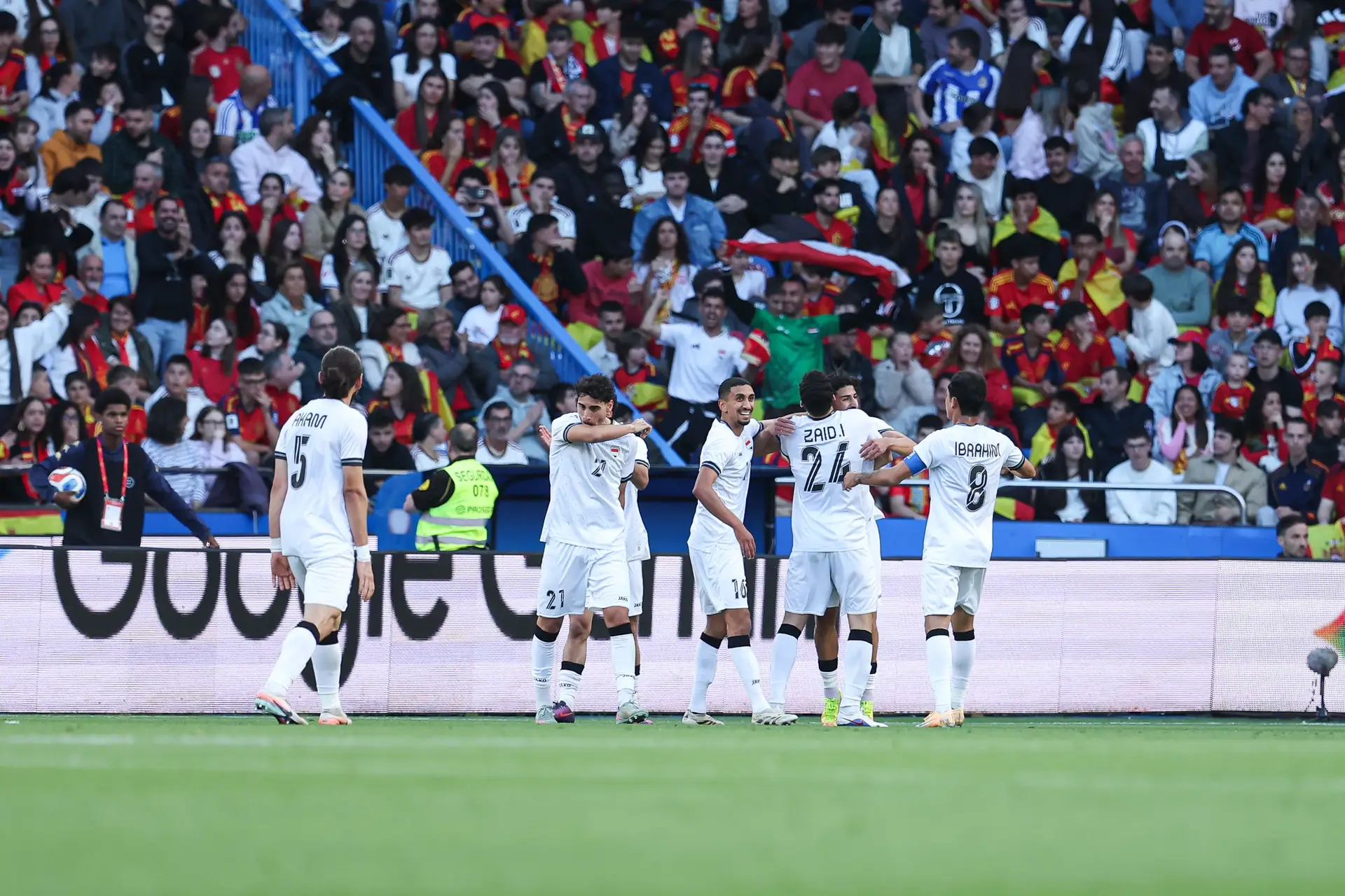 A seleção iraquiana a festejar um golo marcado num jogo de preparação frente a Espanha, no início do mês