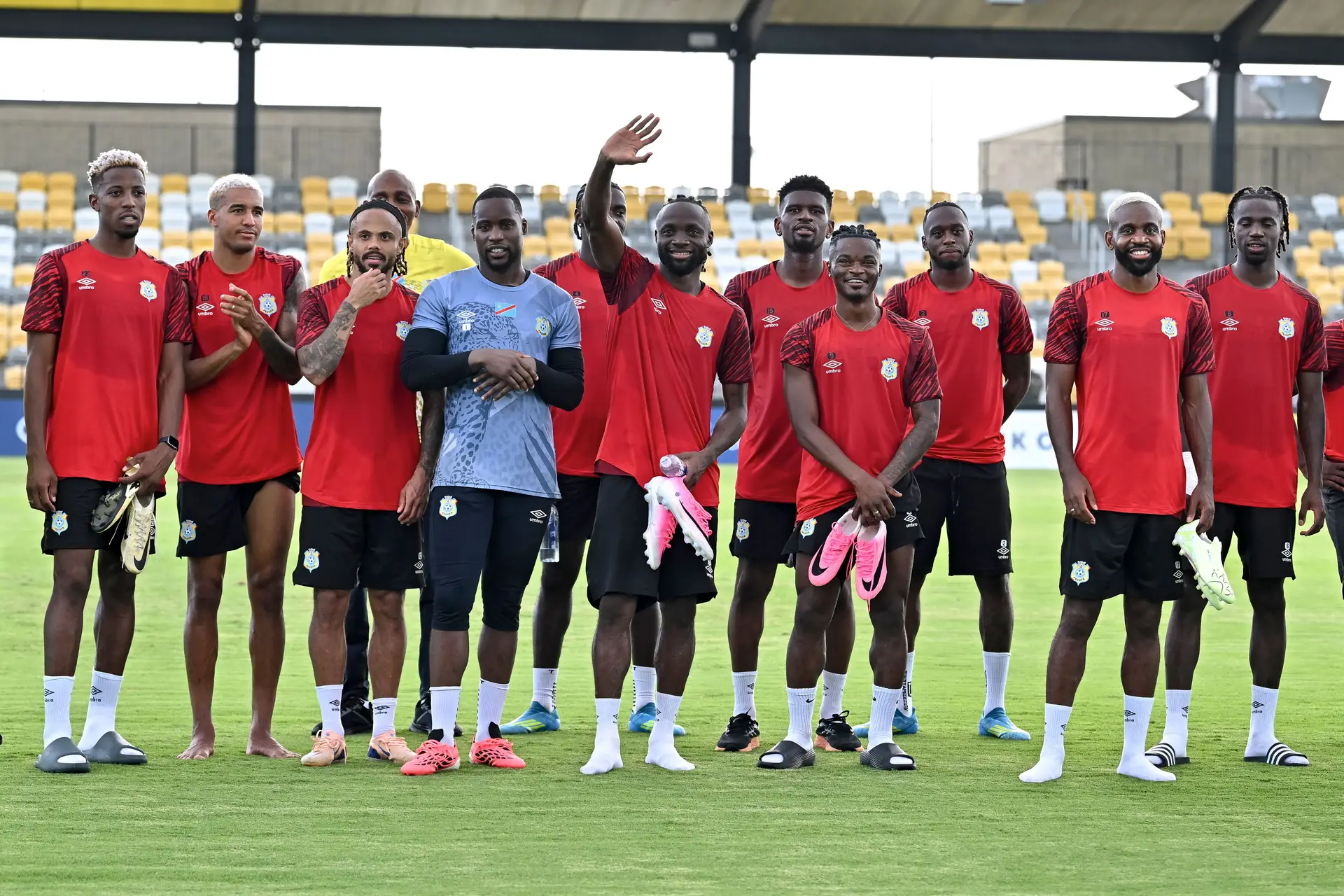 Os jogadores do Congo em Houston, a acenarem aos adeptos do país que foram assistir a um treino de preparação para a estreia no Mundial contra Portugal