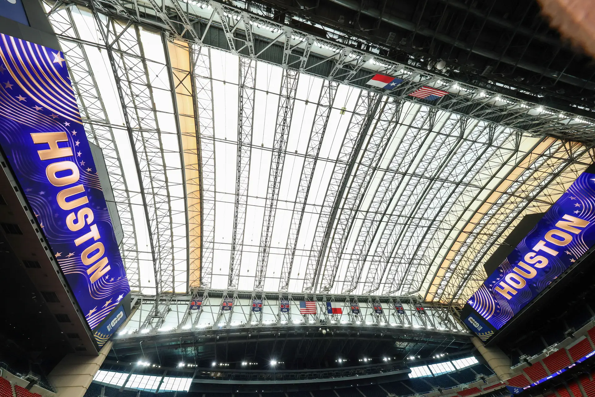 A vista do teto da cobertura do Estádio de Houston, onde Portugal se vai estrear no Mundial