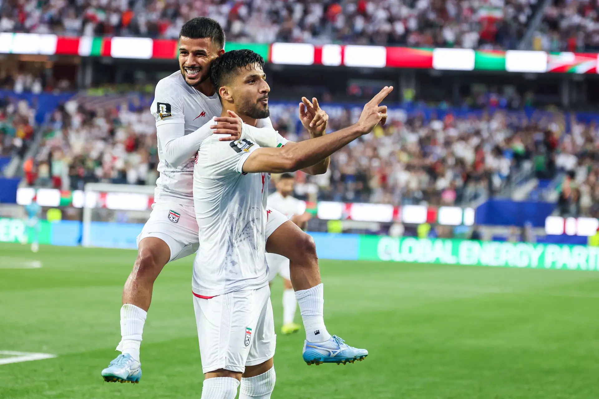 Mehdi Ghayedi e Mohammed Mohebi celebram um golo marcado contra a Nova Zelândia