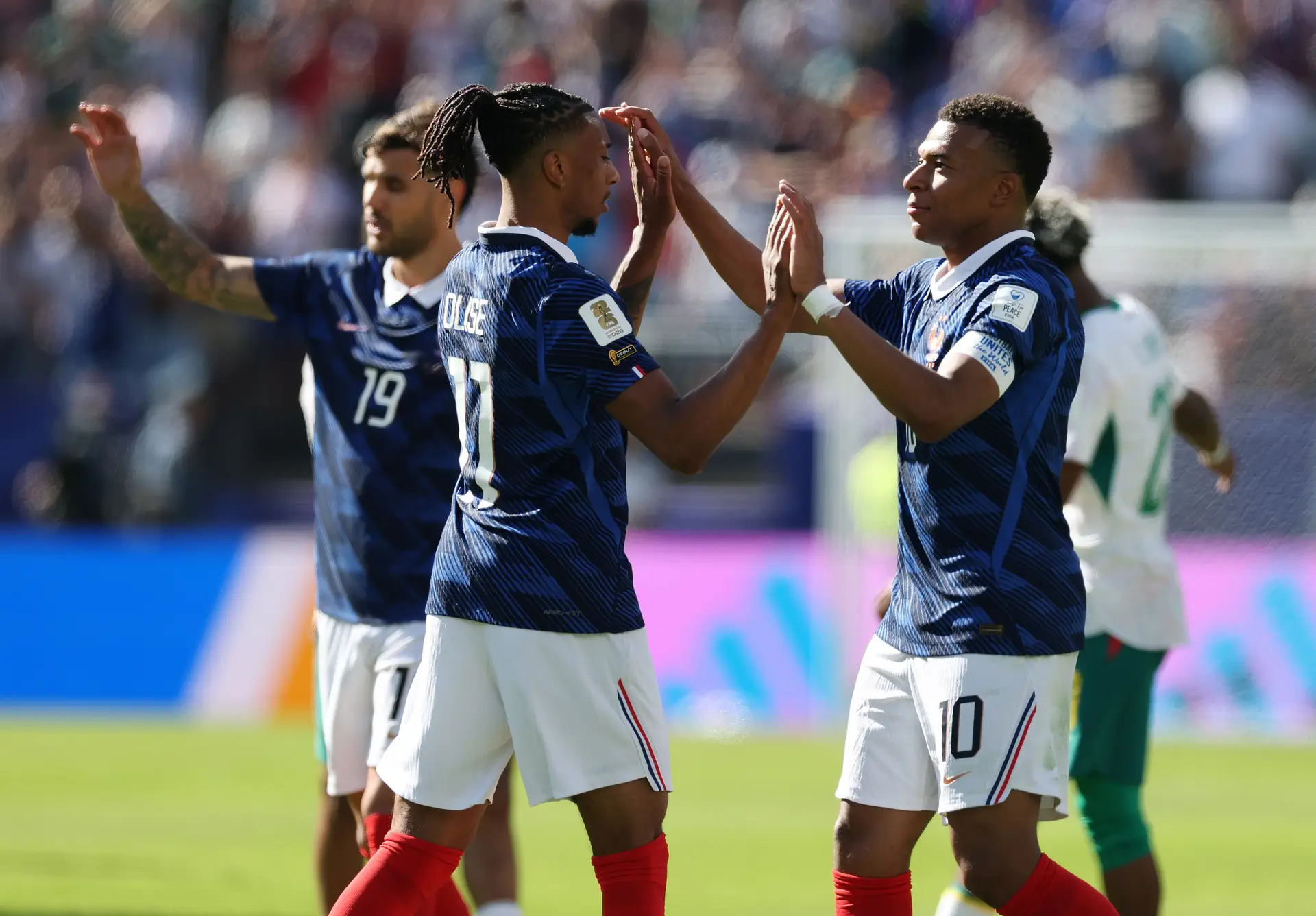 A ligação Olise-Mbappé valeu uma 2ª parte de luxo para França