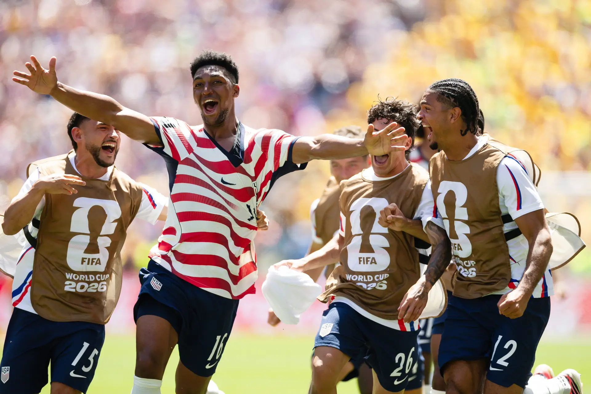 Após revisão do VAR, Freeman festeja o 2-0 dos EUA
