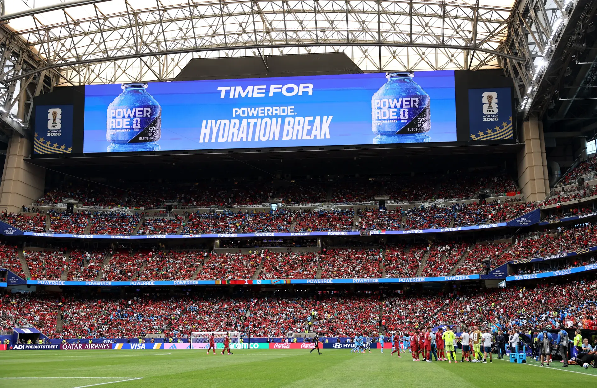 Um dos momentos de pausa para hidratação durante o Portugal-RD Congo, em Houston