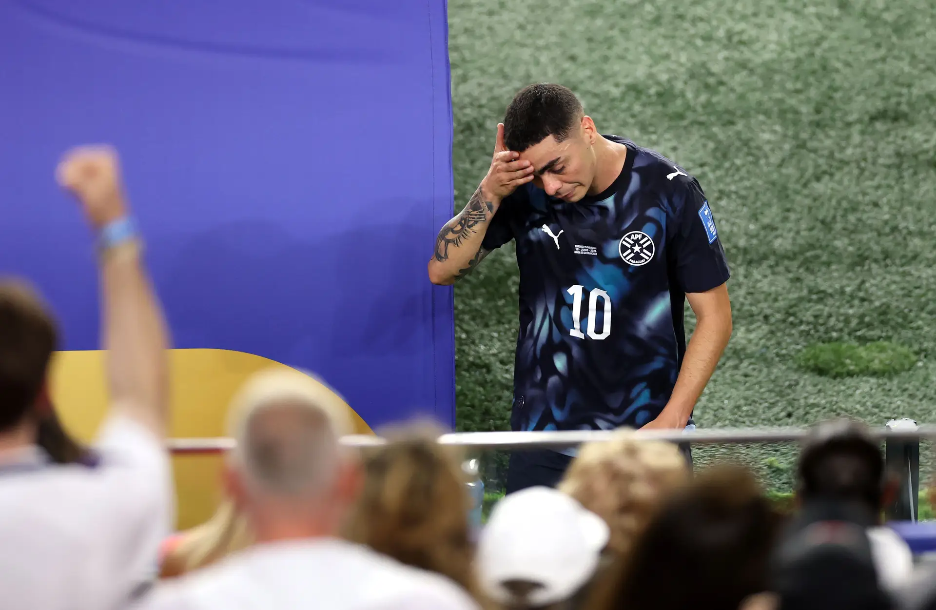 Miguel Almirón entrou na história no Paraguai-Turquia e não foi por boas razões