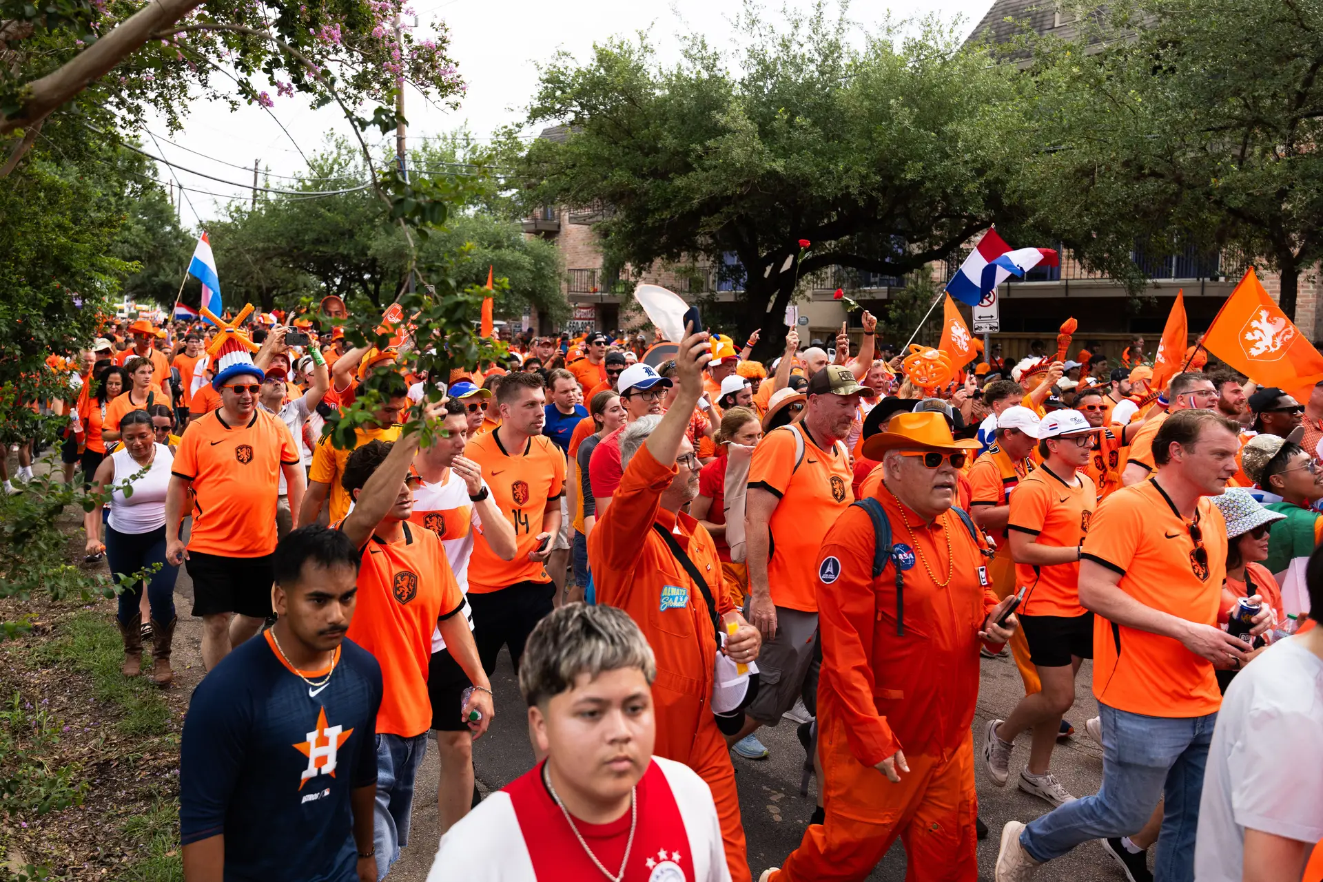 Milhares caminharam durante cerca de quatro quilómetros, em Houston, no cortejo dos adeptos dos Países Baixos. Neerlandeses ou não, importava era irem de laranja: como o senhor que levou o fato de astronauta
