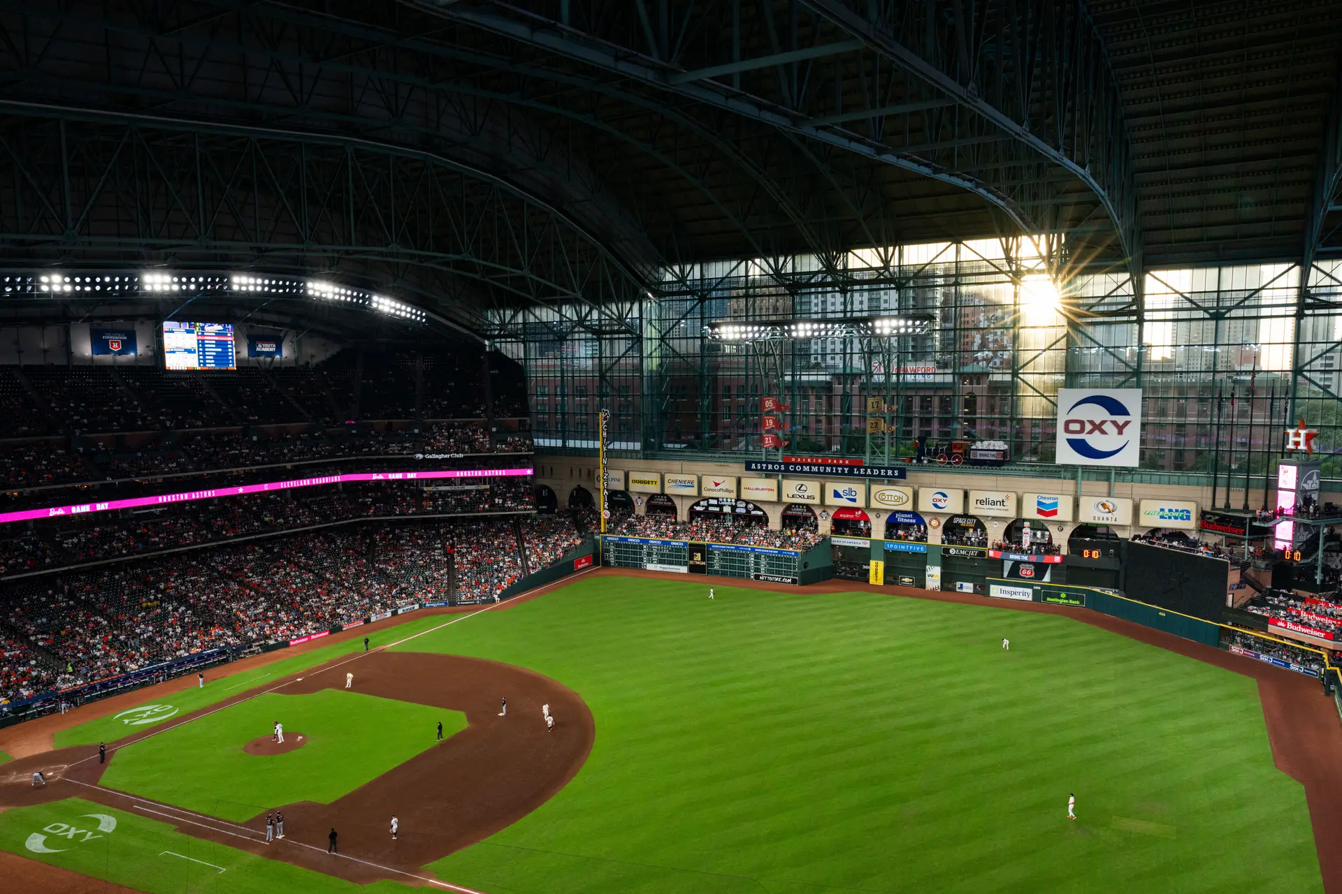 A vista dentro do Daikin Park, o estádio dos Houston Astros, equipa de beisebol da cidade: estava cheio enquanto se jogava o Brasil-Haiti do Mundial