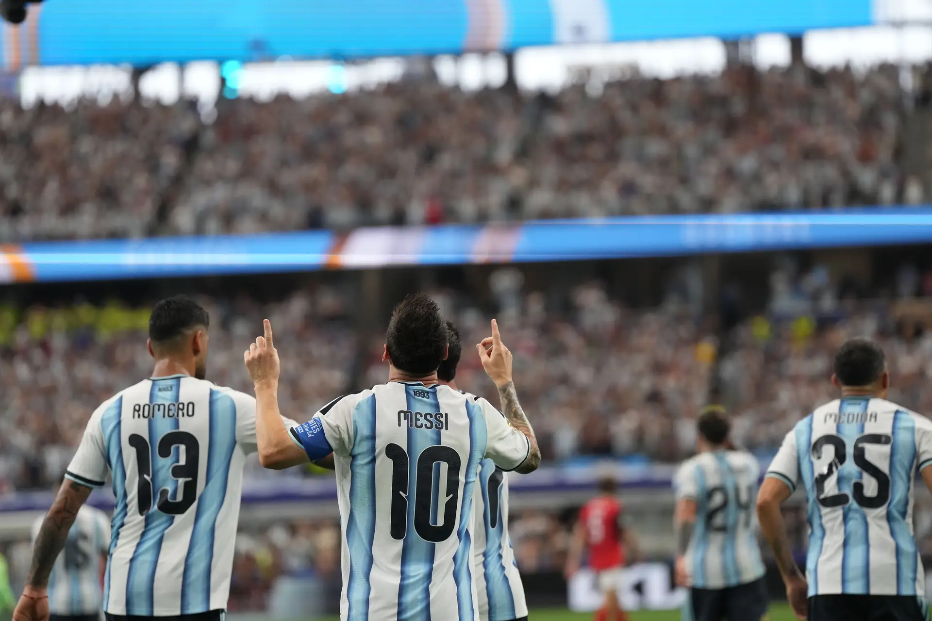 Messi, uma ponte entre a terra e o céu