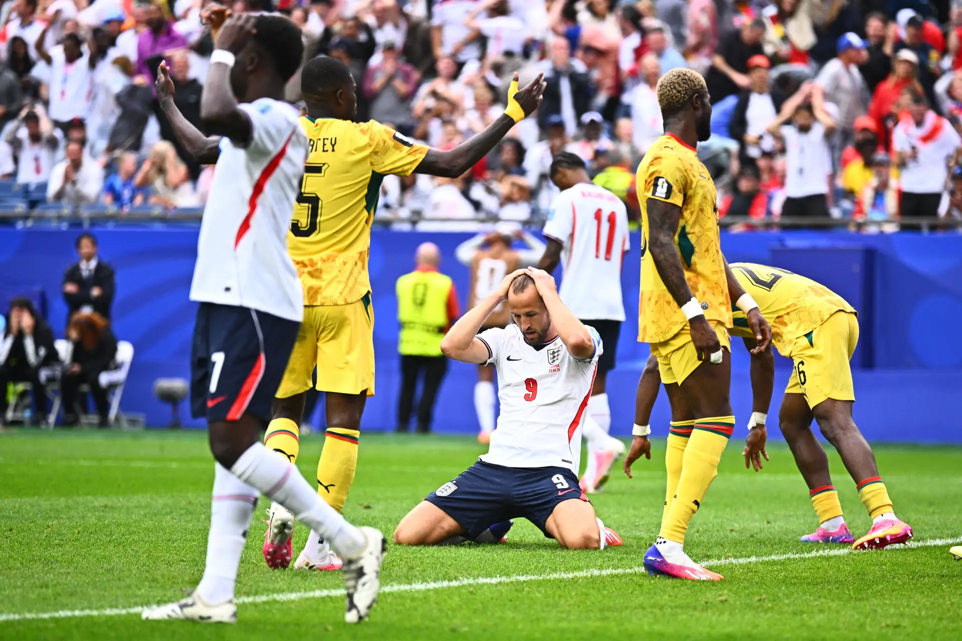 Kane lamenta-se após falhar, perto do fim, a melhor oportunidade de Inglaterra