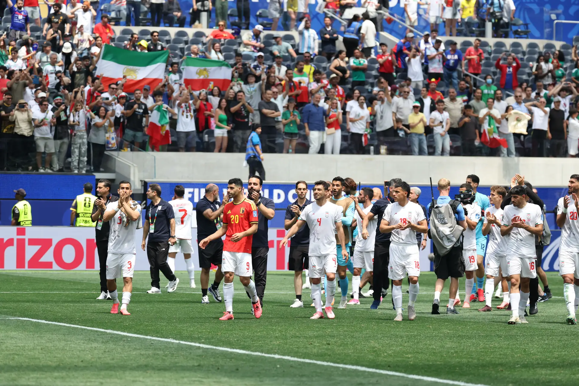 Equipa do Irão a saudar os seus adeptos depois do nulo frente à Bélgica, em Los Angeles