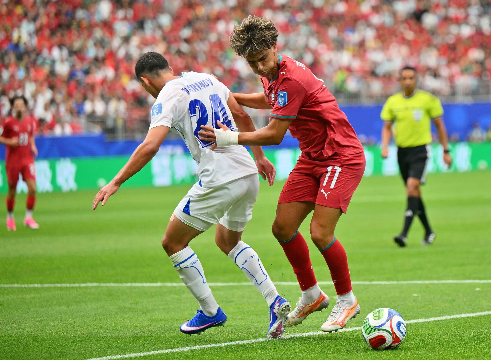 Jogador da seleção nacional em ação frente ao Usbequistão
