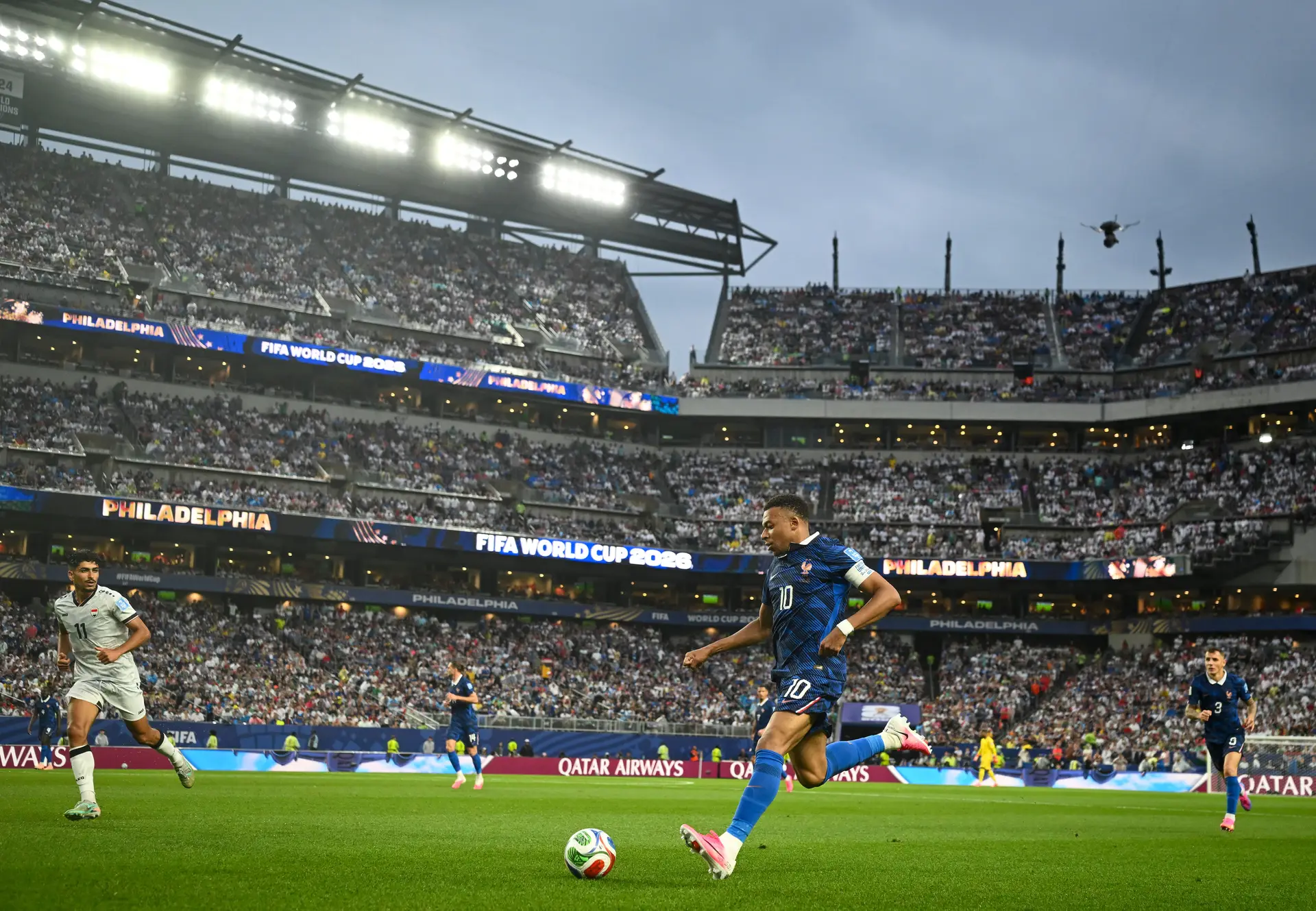 As nuvens cinzentas de Filadélfia que atrapalharam o jogo por cima de Mbappé, que não lhe dificultaram a chegada aos 16 golos em Mundiais