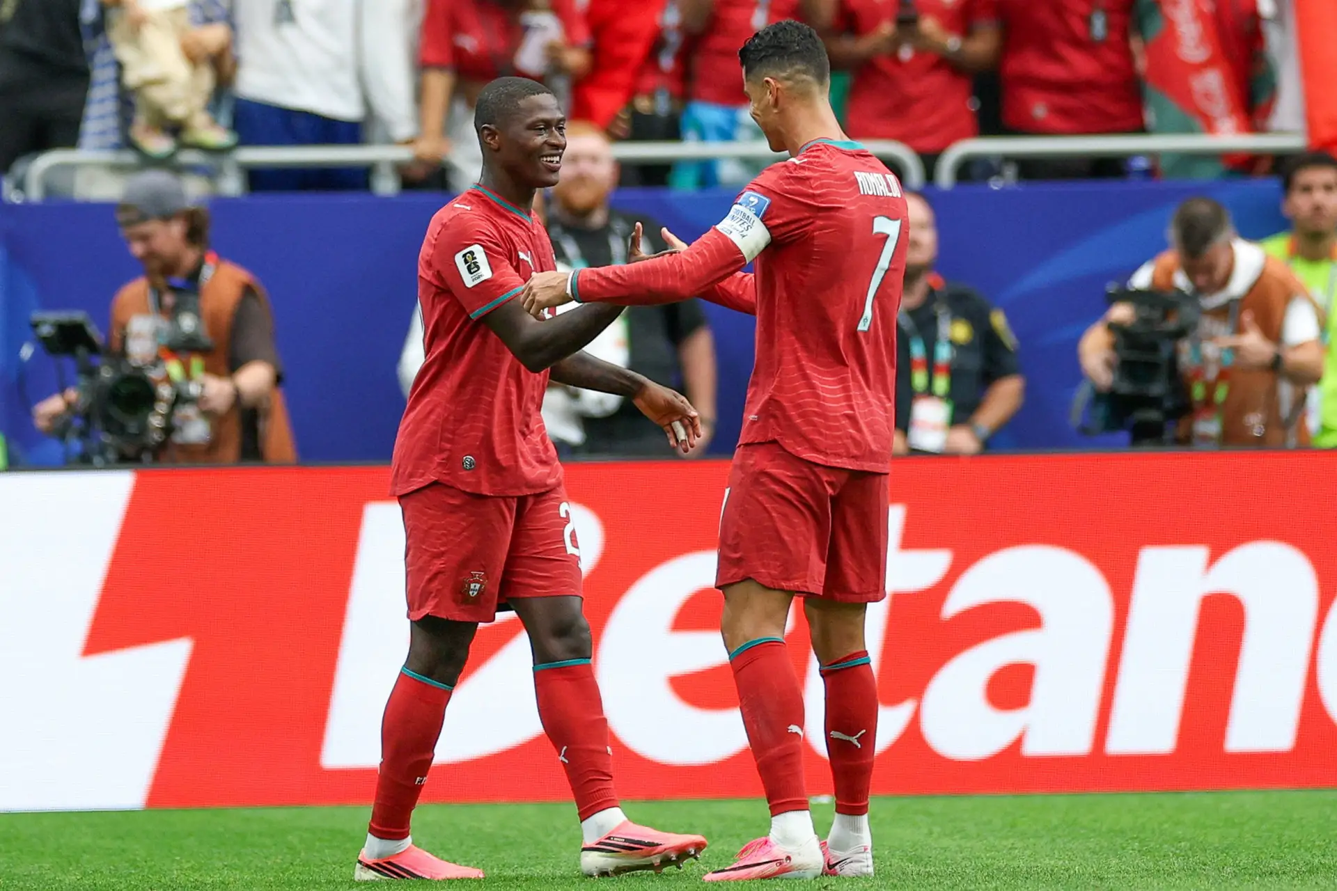 Nuno Mendes e Cristiano Ronaldo depois do 2-0