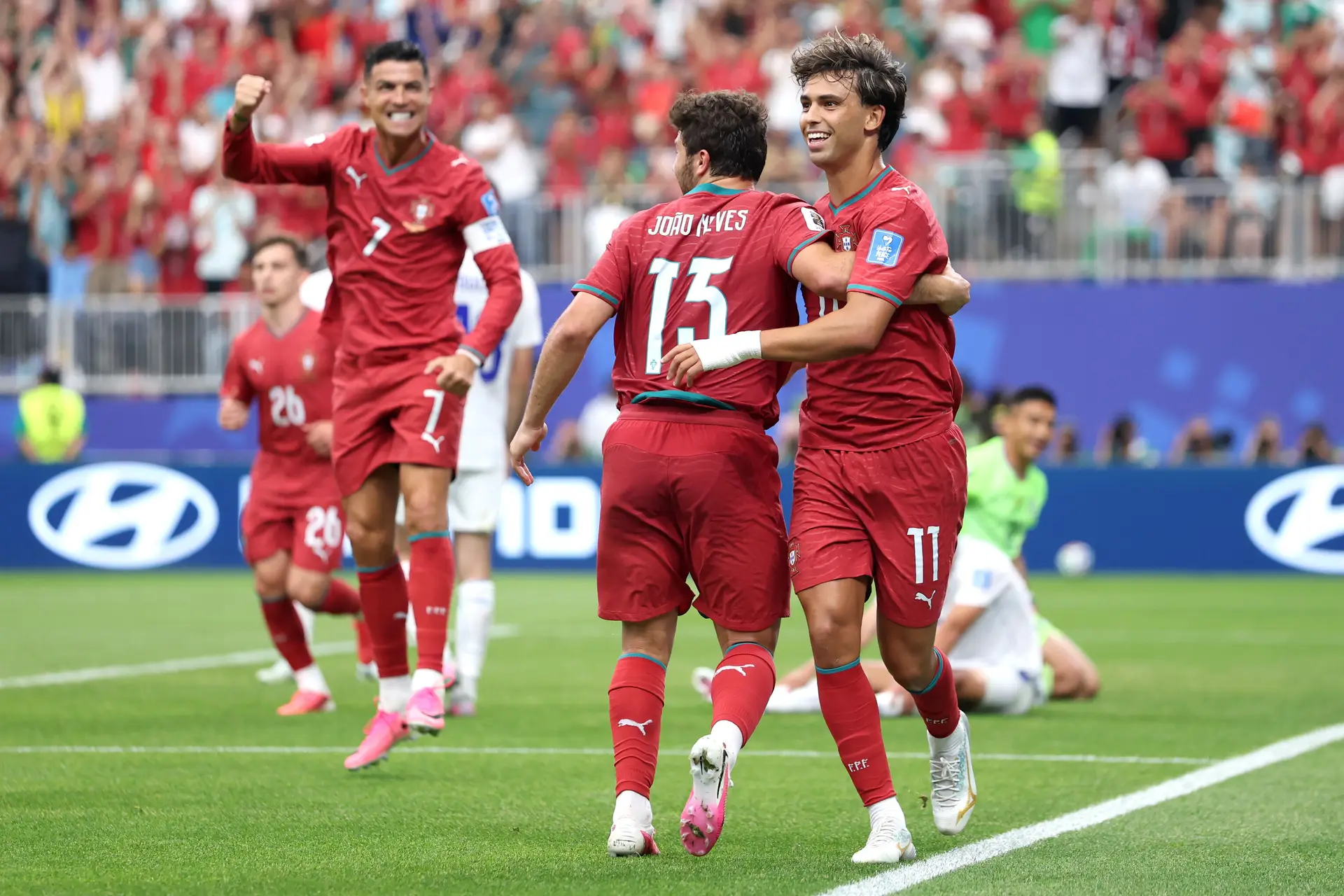 Os dois Joões, Neves e Félix, a festejarem o quarto golo de Portugal contra o Usbequistão