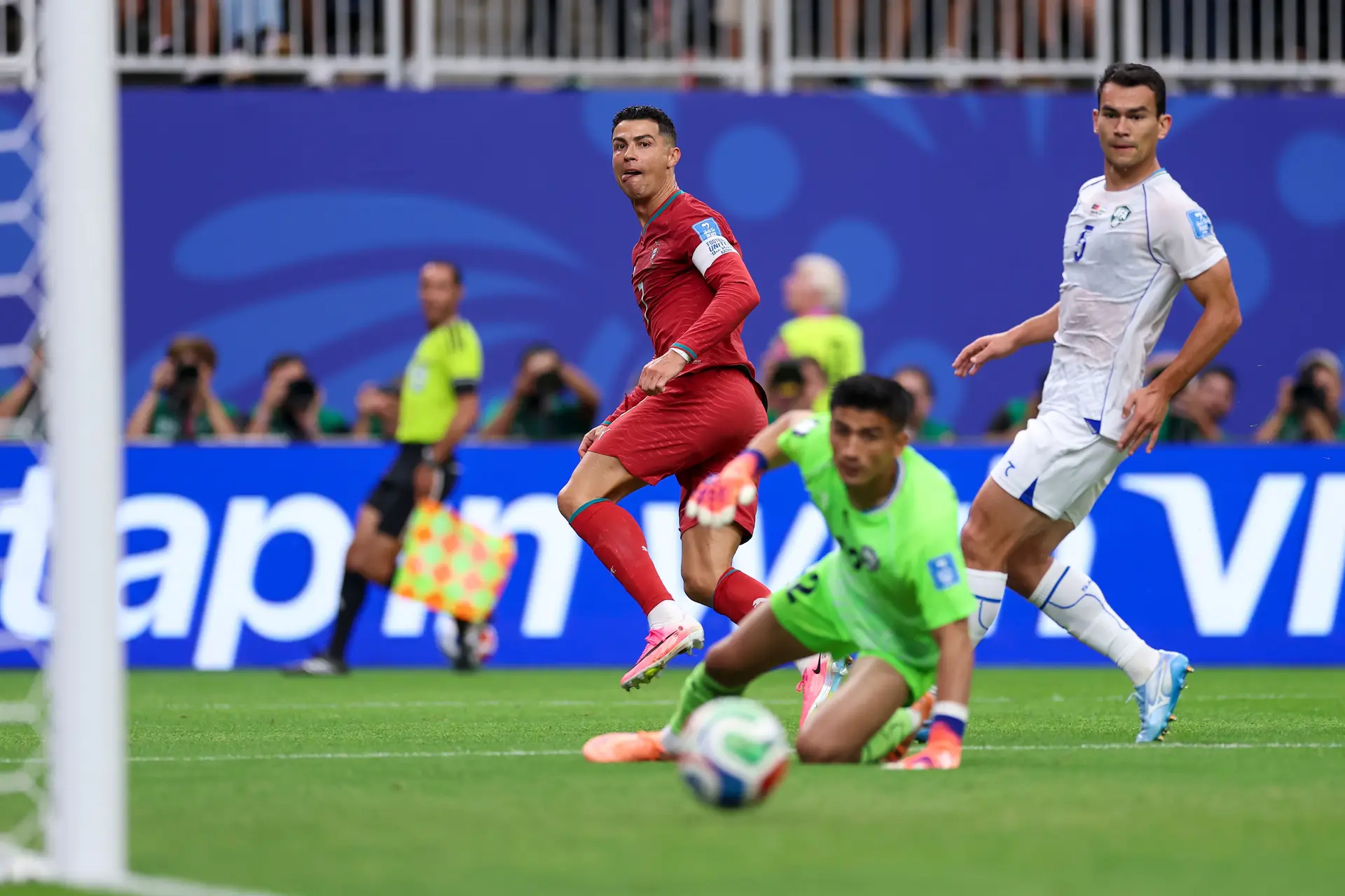 O momento do remate de Ronaldo para o terceiro golo de Portugal