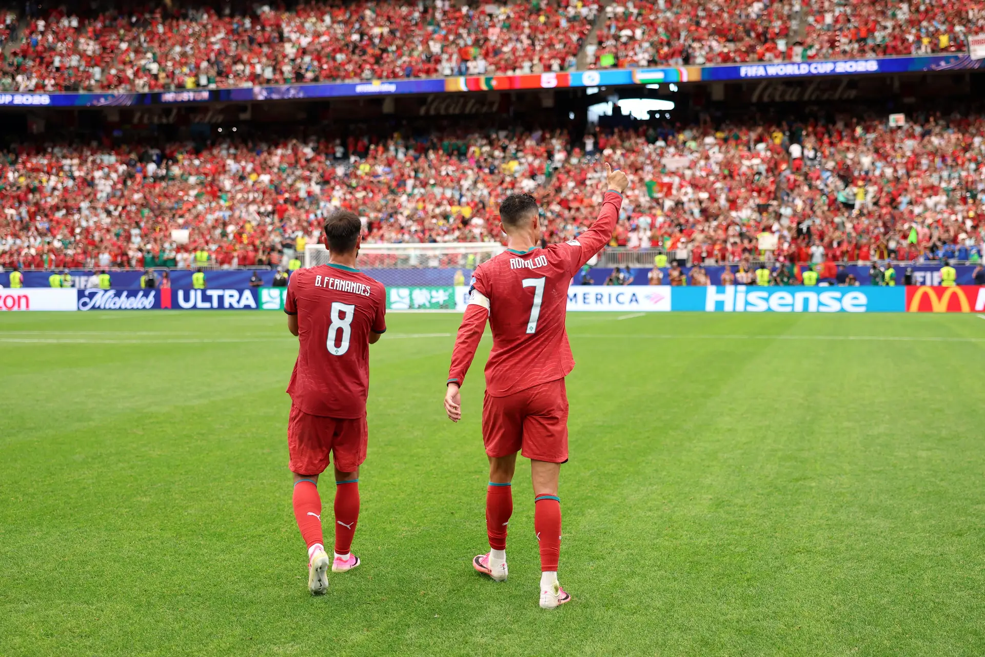 Bruno Fernandes e Cristiano Ronaldo, no final da vitória frente ao Usbequistão, a agradecerem o apoio dos adeptos no estádio de Houston, nos EUA