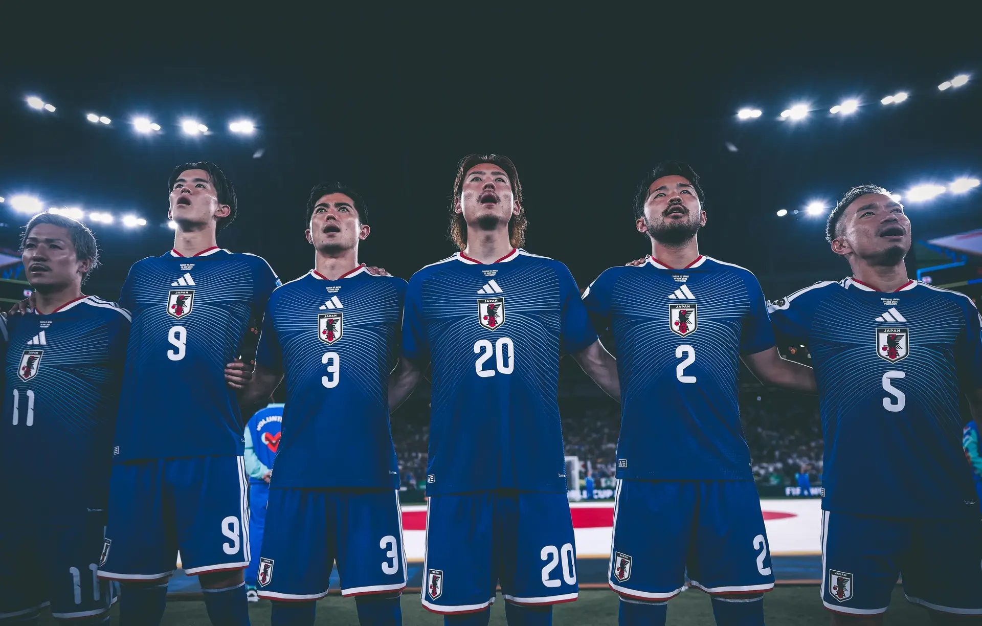 Jogadores japoneses alinhados antes do encontro com a Tunísia no Mundial 2022
