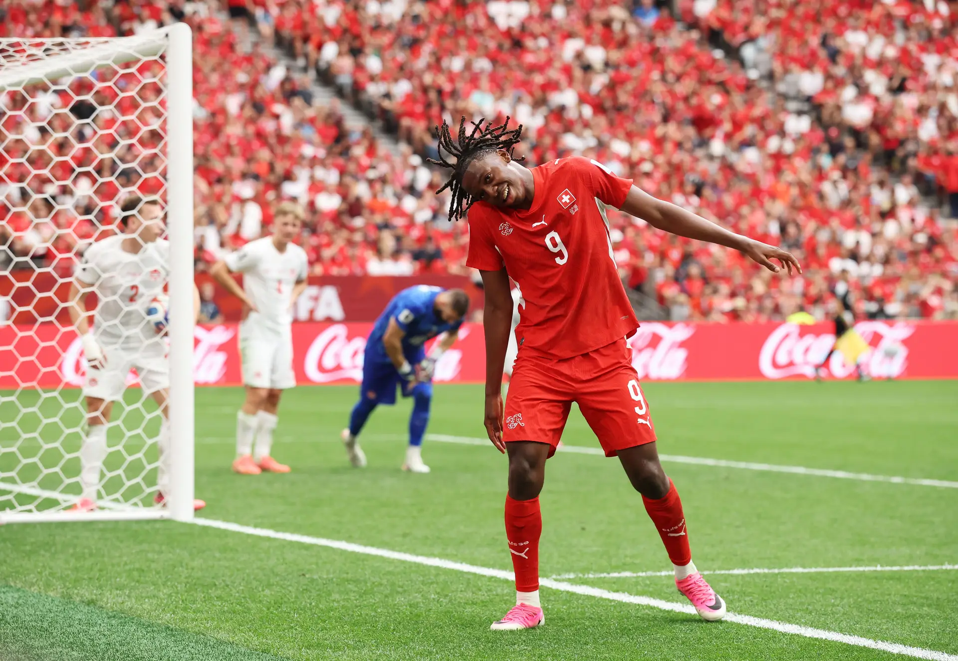 Manzambi festeja o 2-0 da Suíça