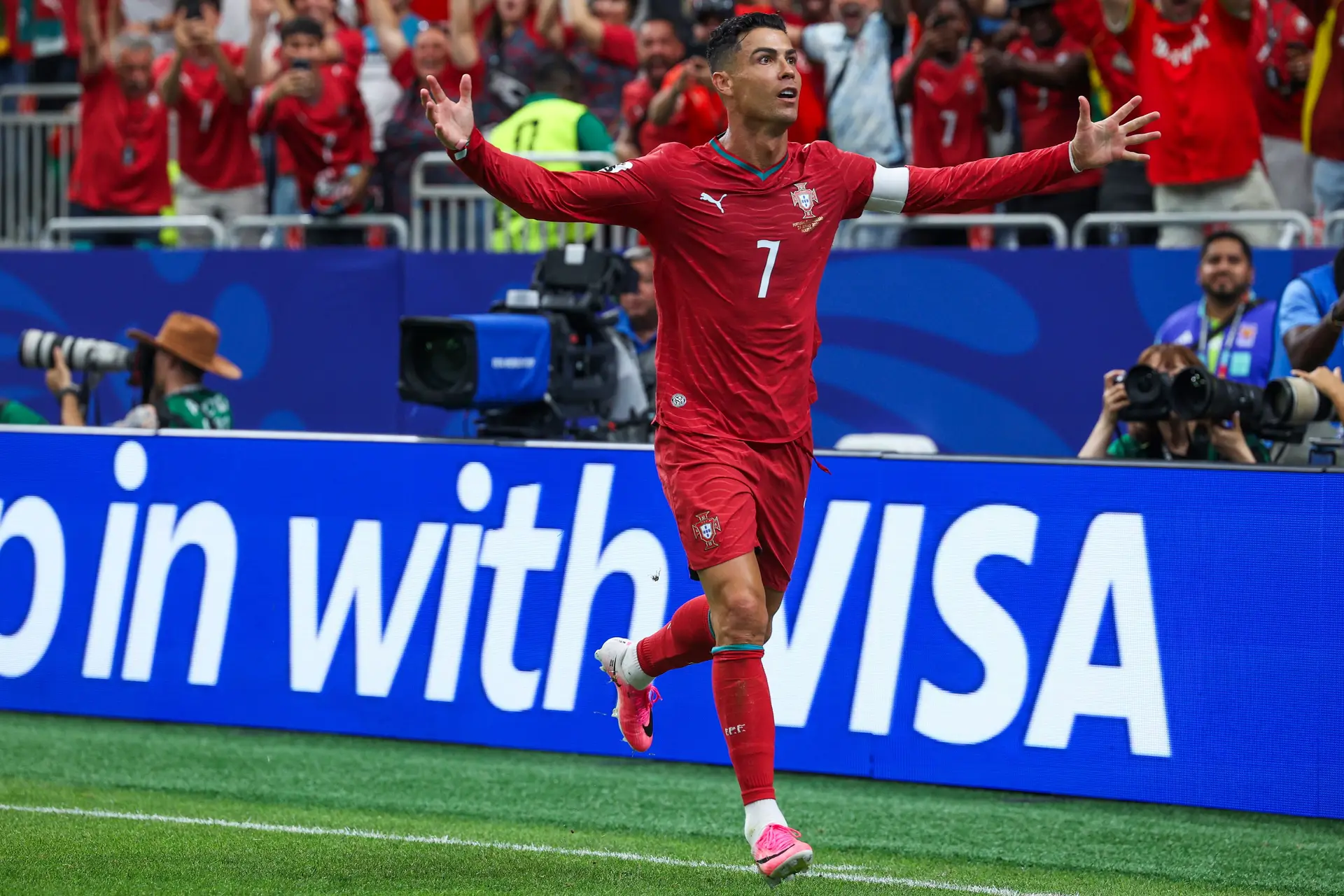 “Chegada tardia, mas espetacular”: regresso do Cristiano Ronaldo recordista é o destaque da vitória portuguesa na imprensa internacional