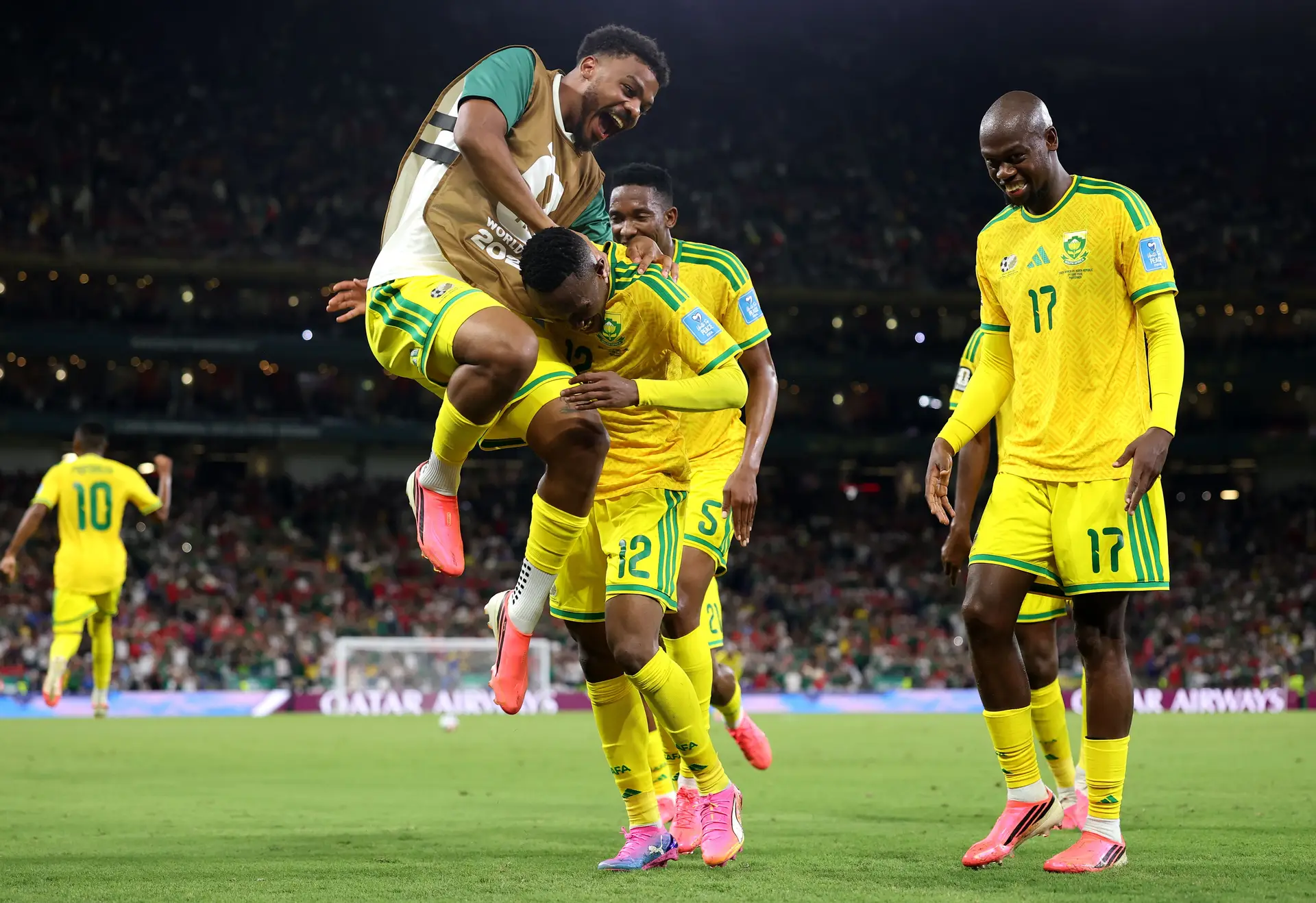 Jogadores sul-africanos festejam o golo frente à Coreia do Sul que valeu o apuramento