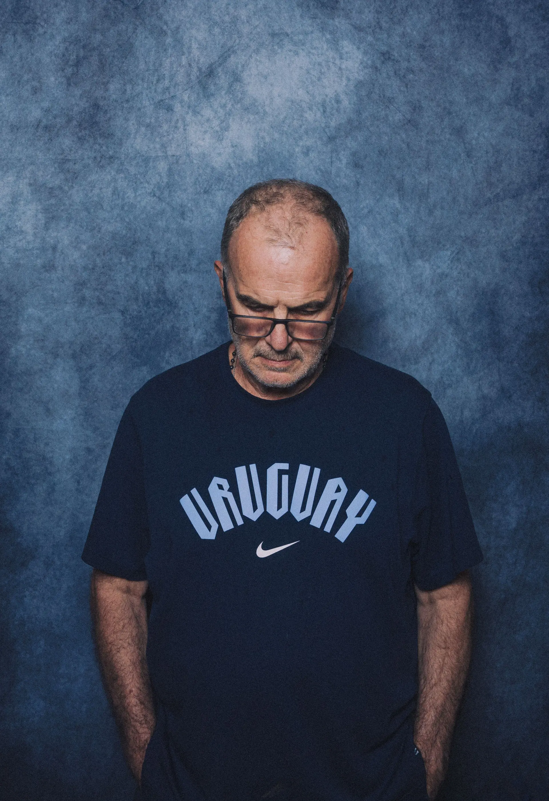 O treinador do Uruguai recusou-se a olhar para a câmara enquanto a FIFA captava os retratos oficiais do Mundial 2026