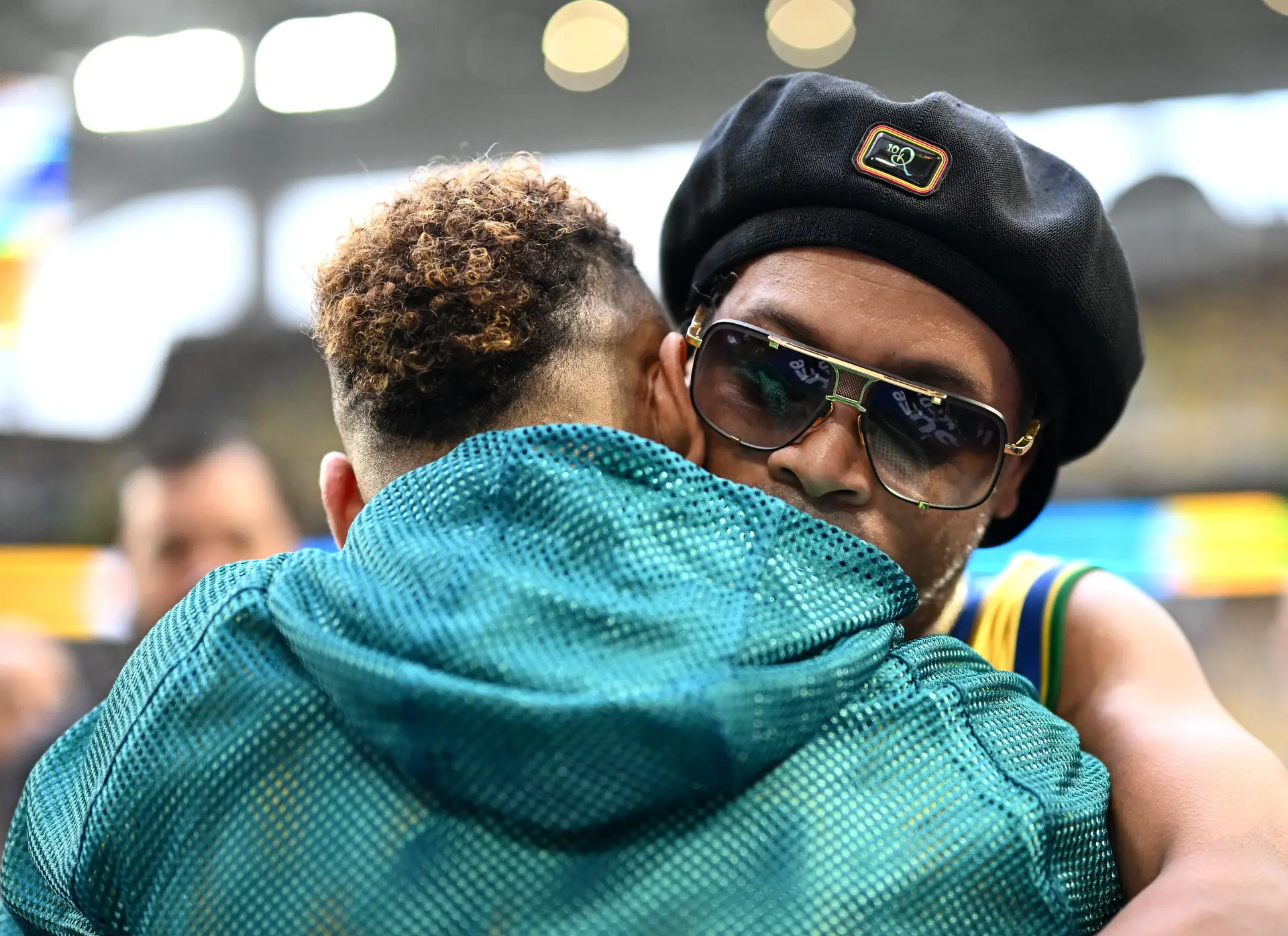 Neymar a trocar um abraço com Ronaldinho Gaúcho antes do jogo
