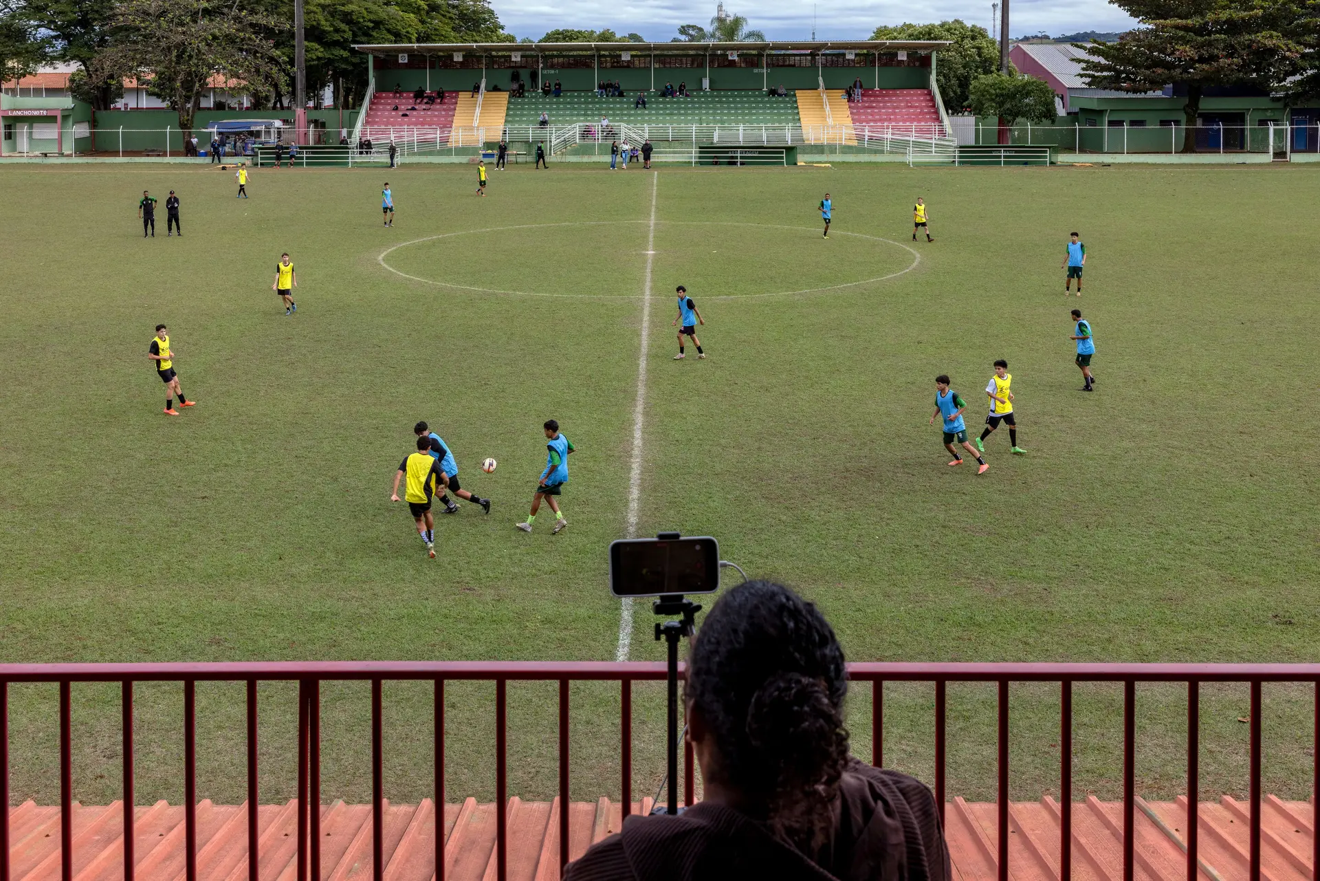 A app Cuju é utilizada para avaliar jogadores durante um teste para o Aguai F.C. em Aguai, Brasil