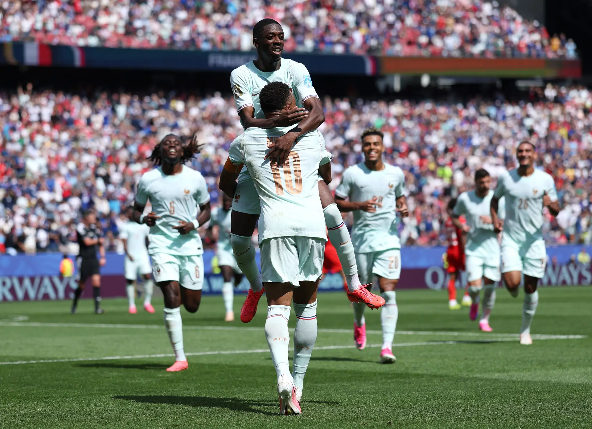 Dembélé festeja um dos três golos do hat-trick marcado ainda na 1ª parte