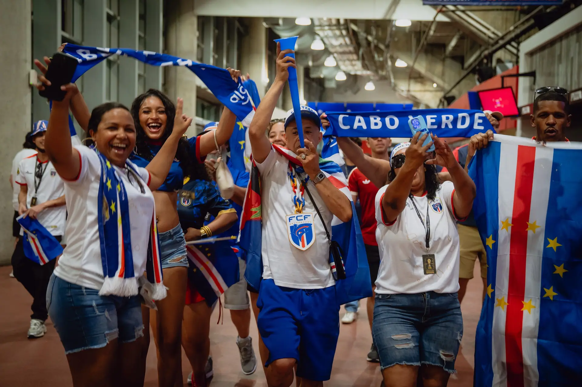 Adeptos cabo-verdianos festejam após o empate com a Arábia Saudita, que valeu o apuramento para os 16 avos de final