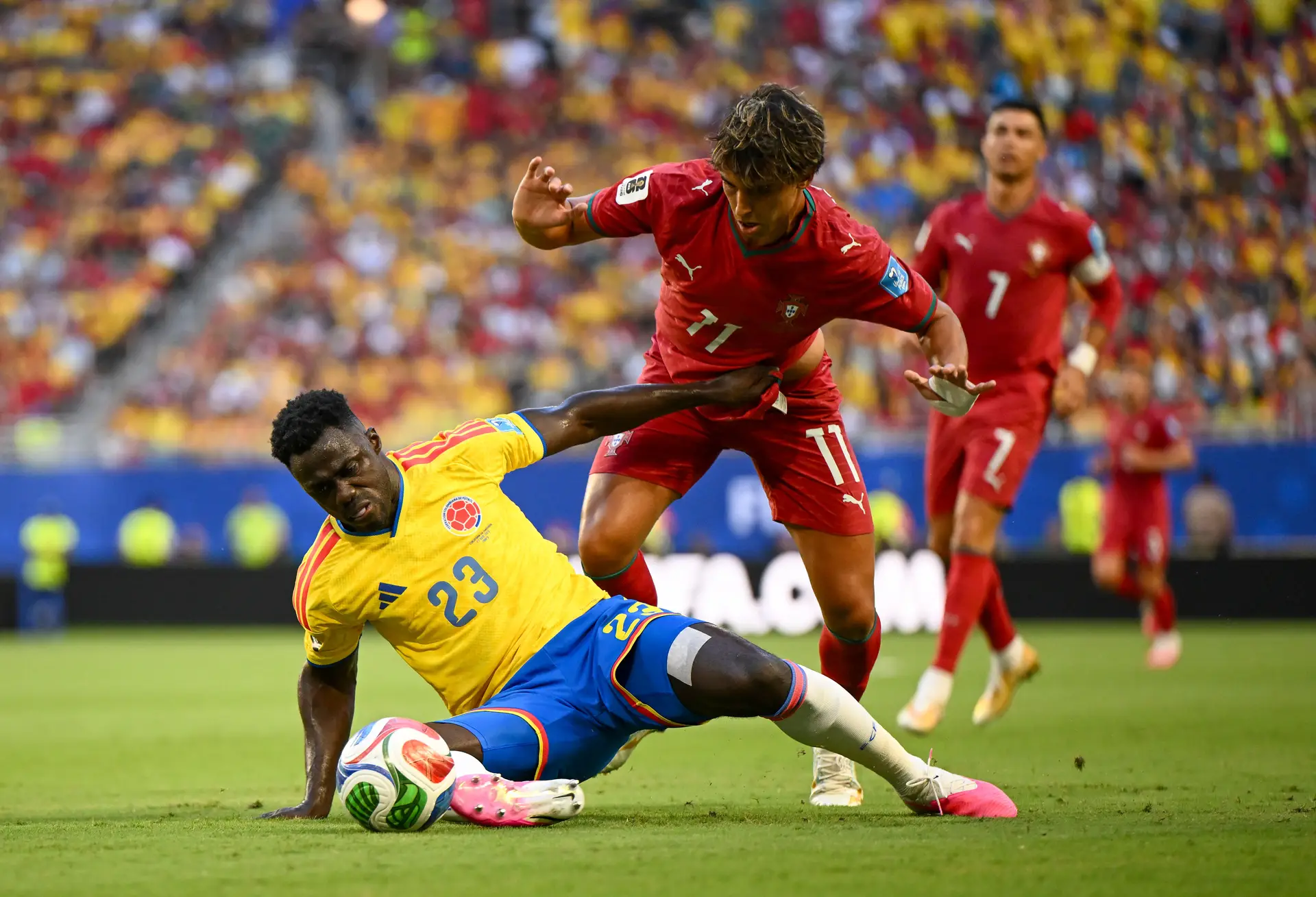 João Félix a dividir bola com Davinson Sanchez