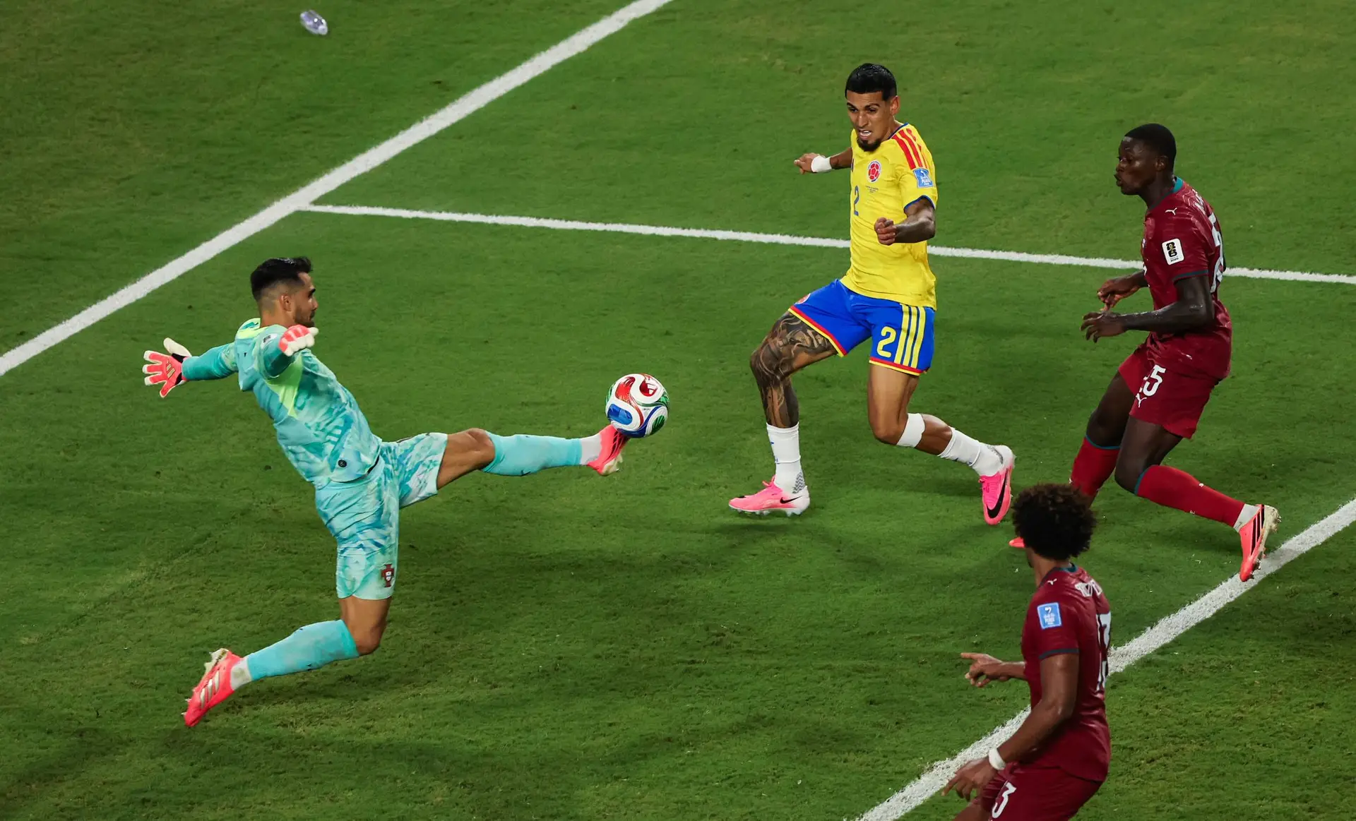 Uma das seis defesas feitas por Diogo Costa, esta com o pé e dentro da pequena área, no Portugal-Colômbia