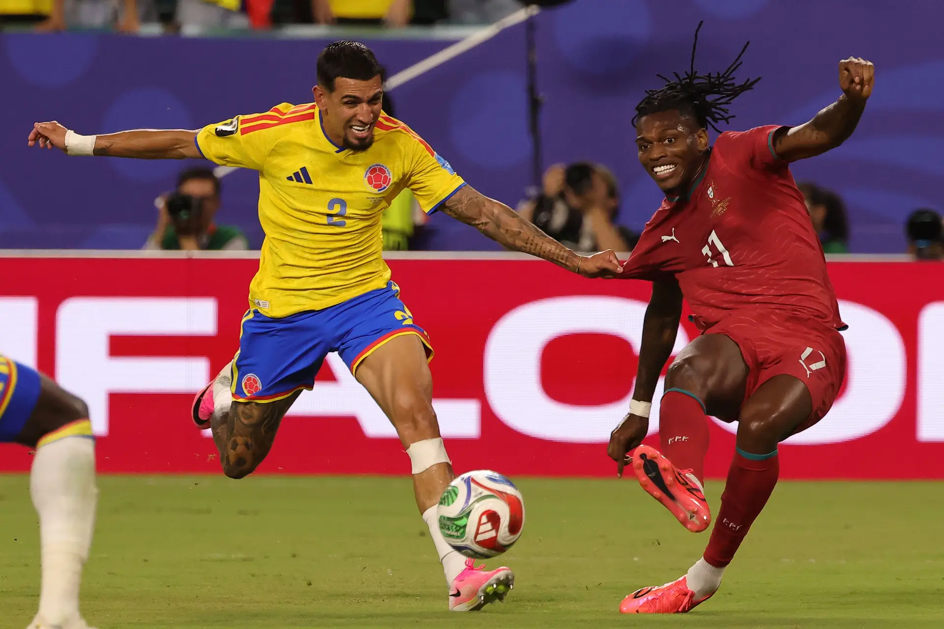 Rafael Leão num lance com o colombiano Daniel Muñoz