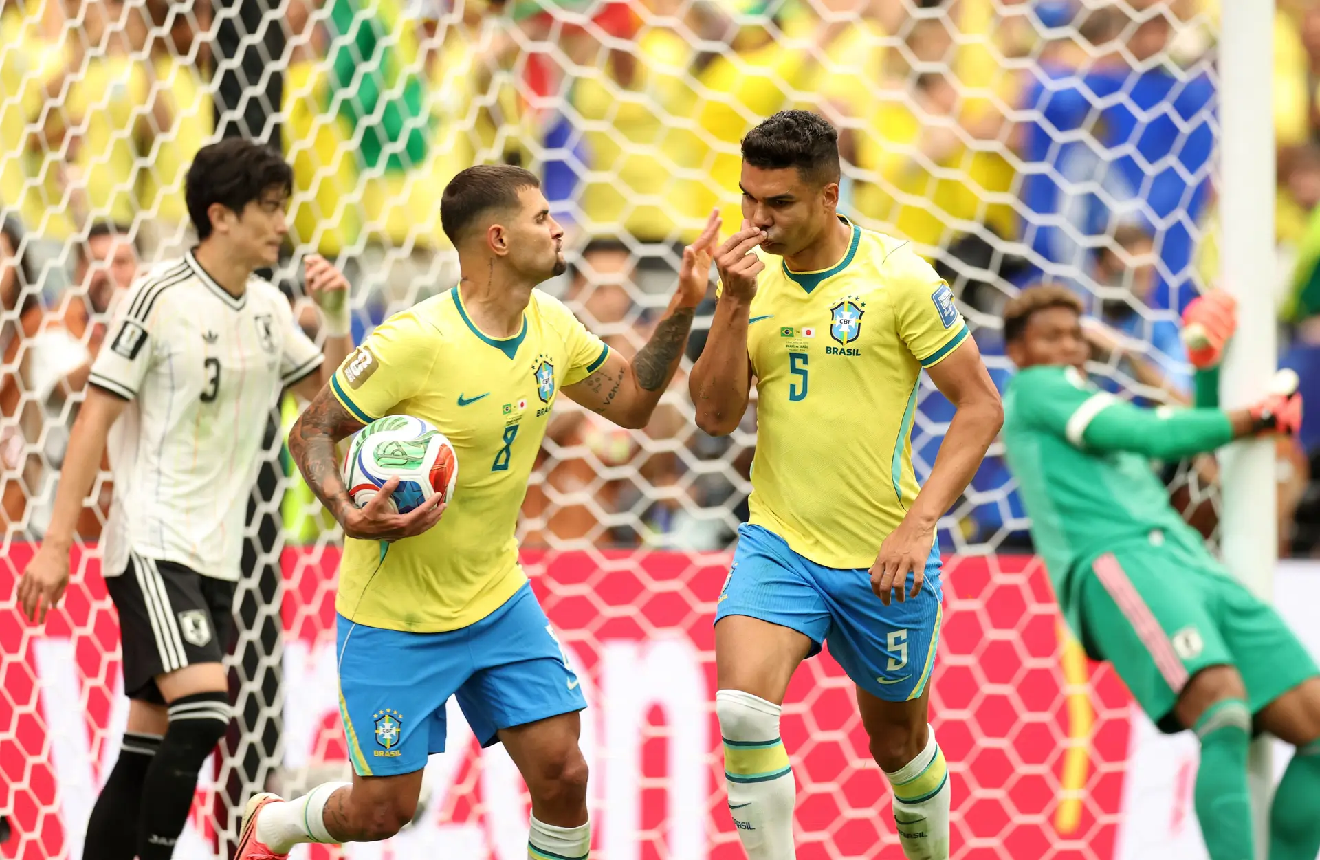 Casemiro festeja com Bruno Guimarães um dos dois golos do Brasil em Houston