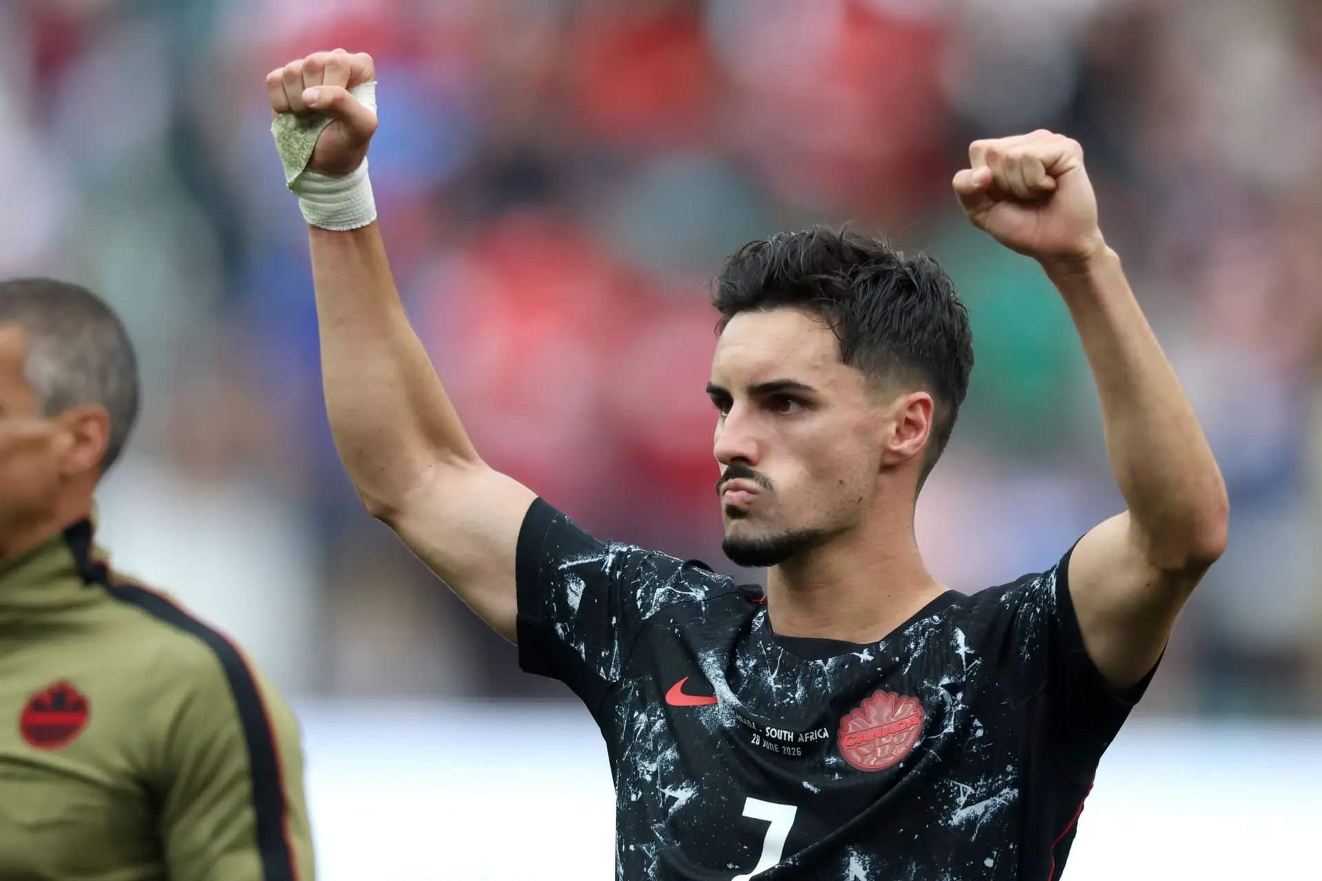 Stephen Eustáquio festeja a vitória sobre a África do Sul, com um golo seu