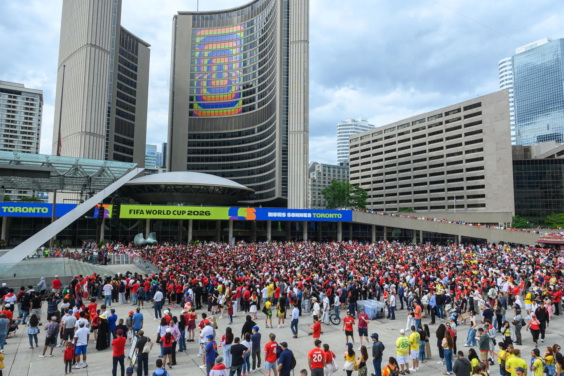 A Nathan Phillips Square, no centro de Toronto, cheia de adeptos em dia de jogo da seleção do Canadá no Mundial