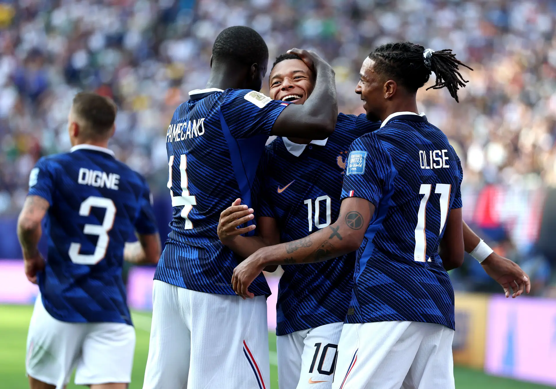 Mbappé festeja o 3-0