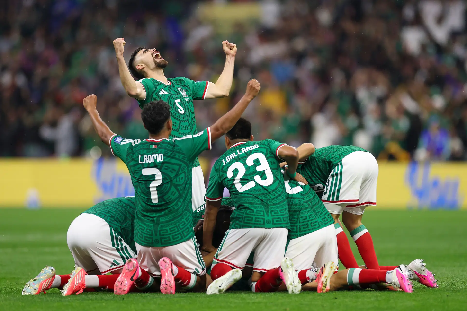 O México bate o Equador por 2-0