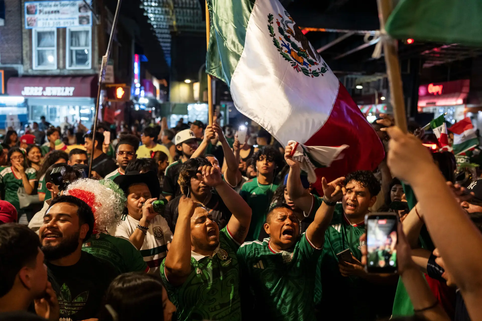 Adeptos mexicanos festejam no bairro nova-iorquino de Queens