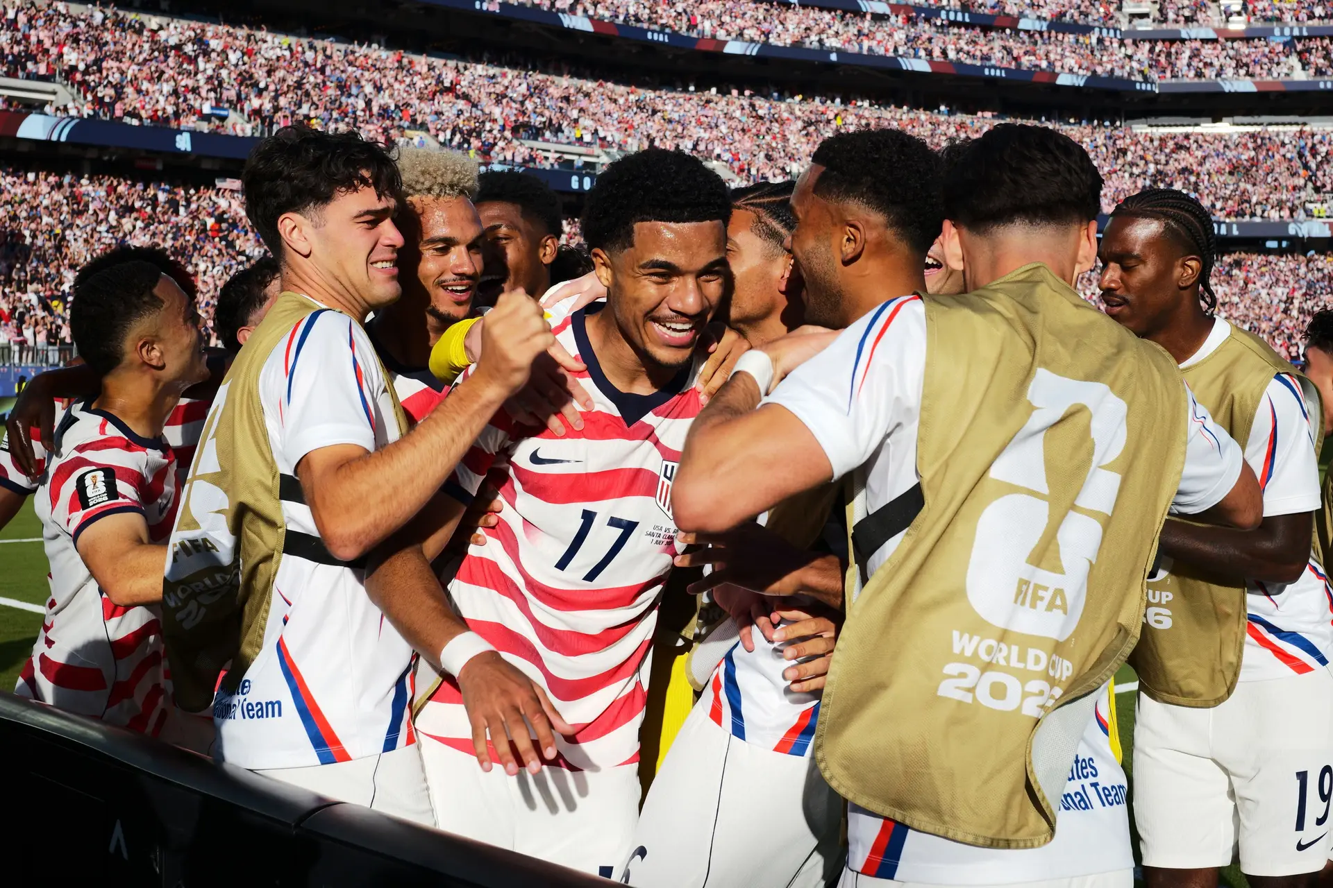 Mark Tillman celebra o segundo golo dos EUA frente à Bósnia
