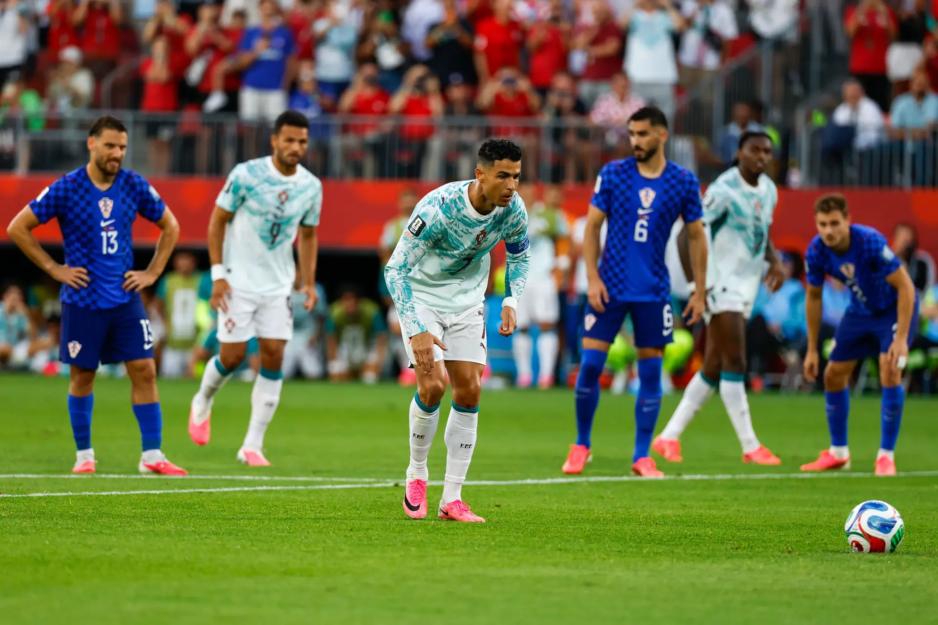 Ronaldo a ir para a bola no penálti que deu a Portugal o empate contra a Croácia, na segunda parte do jogo dos dezasseis avos de final do Mundial