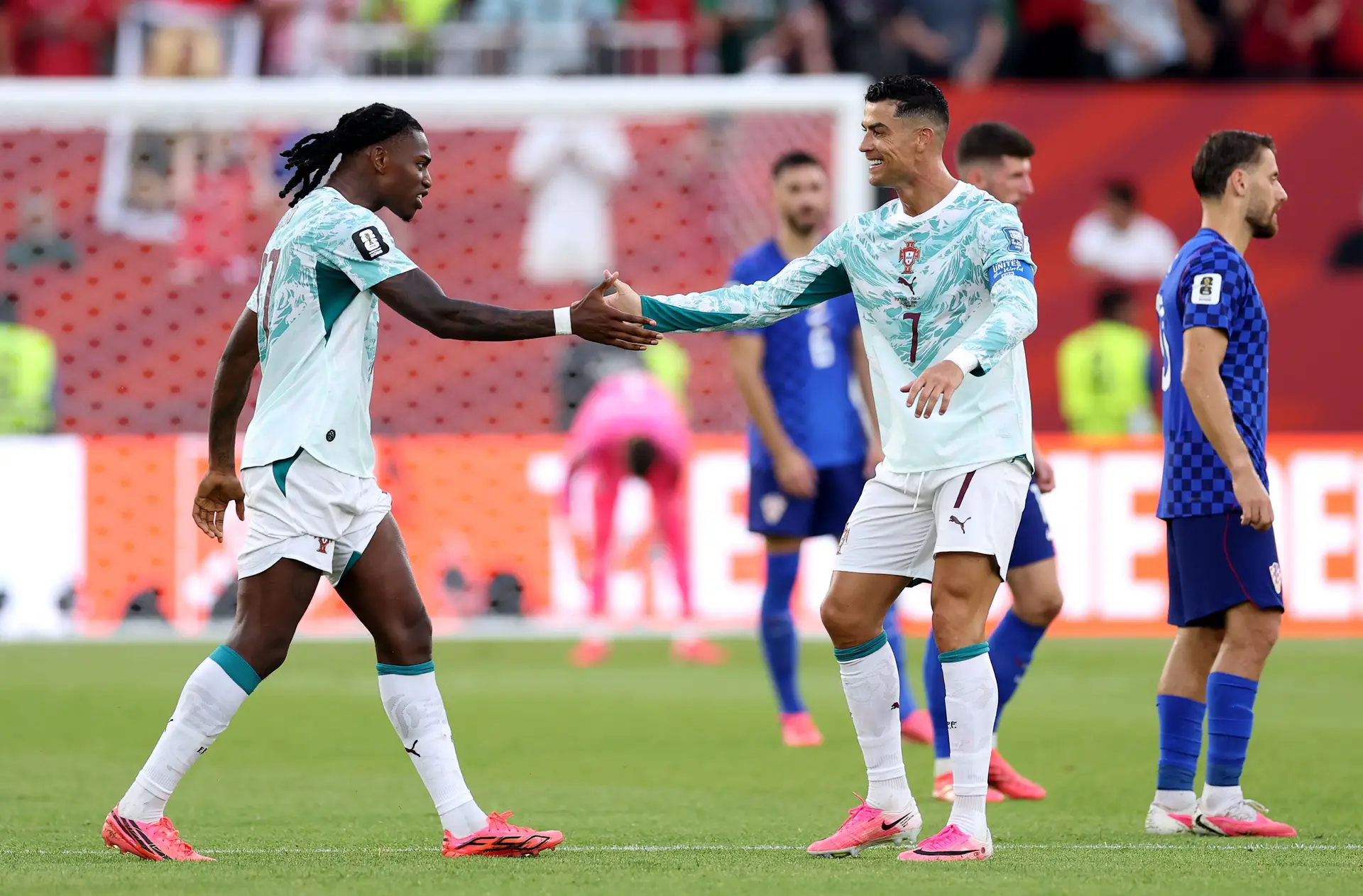 Ronaldo e Rafael Leão celebram durante o jogo com a Croácia
