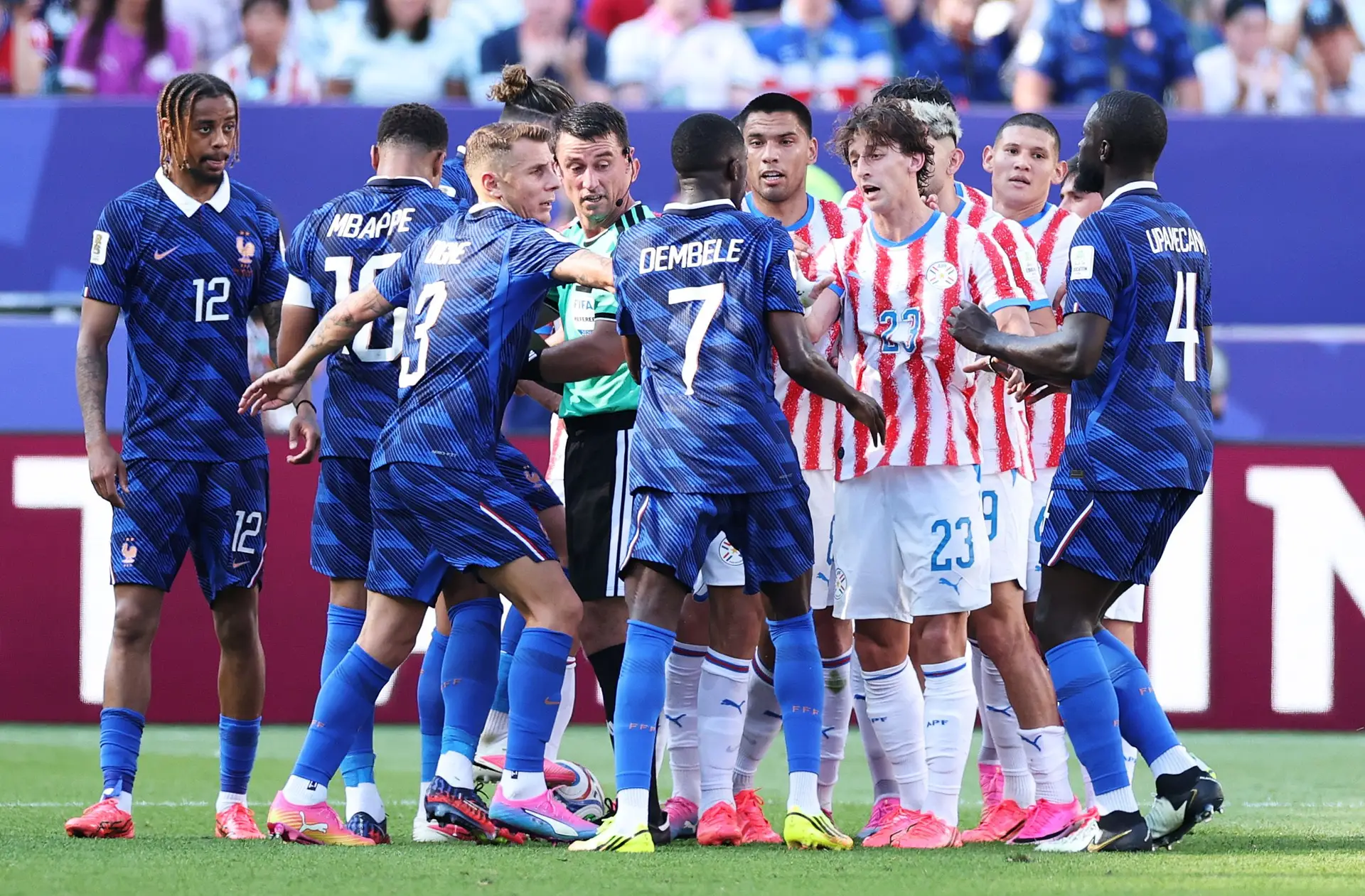Um dos vário momentos de conflito entre os jogadores no Paraguai-França
