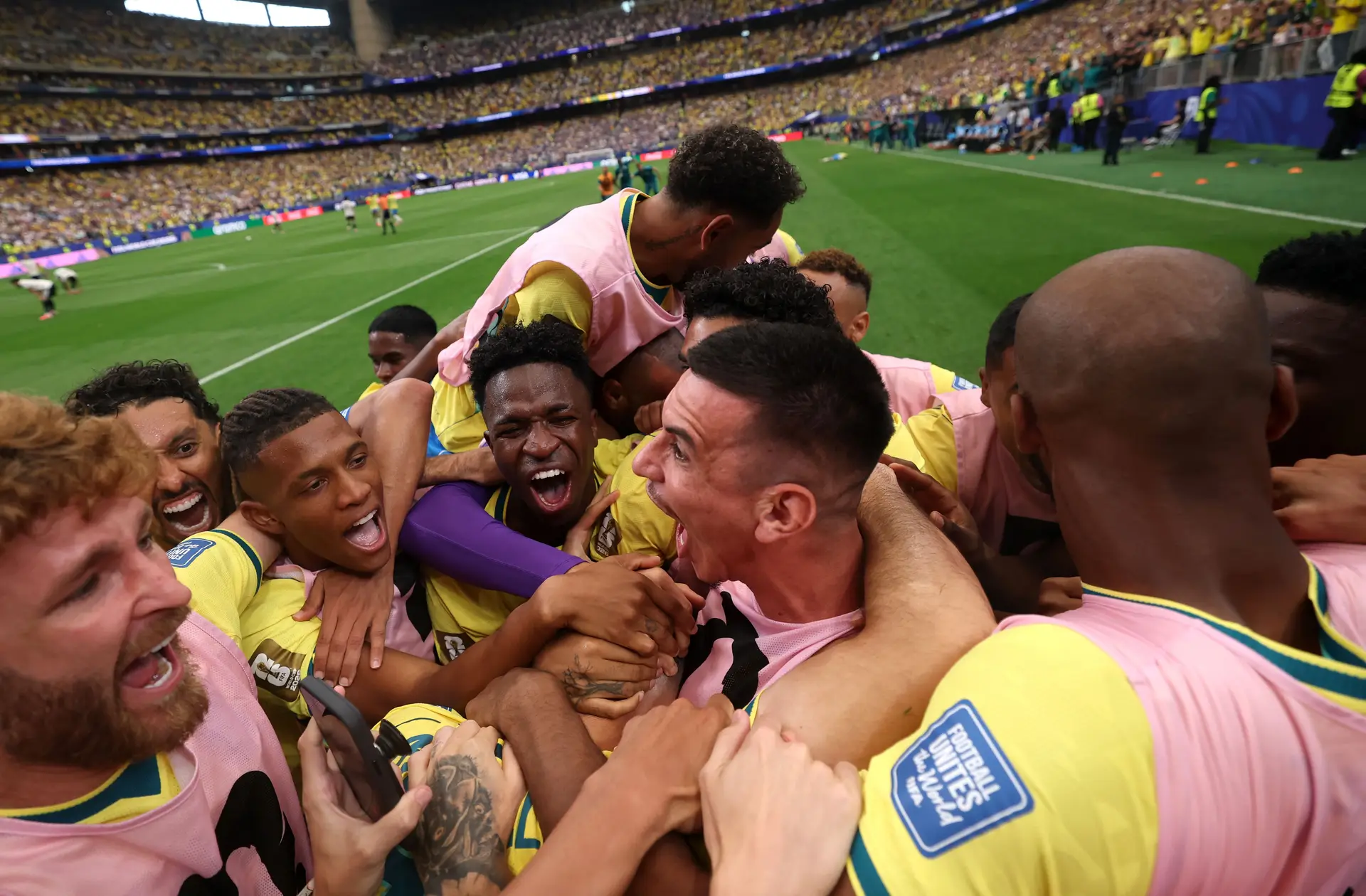 A seleção brasileira a celebrar o golo que deu a passagem aos oitavos de final contra o Japão