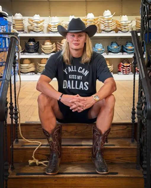 Erling Haaland com chapéu e botas de cowboy numa loja de artigos típicos do Texas em Dallas, onde Portugal vai jogar os oitavos de final do Mundial