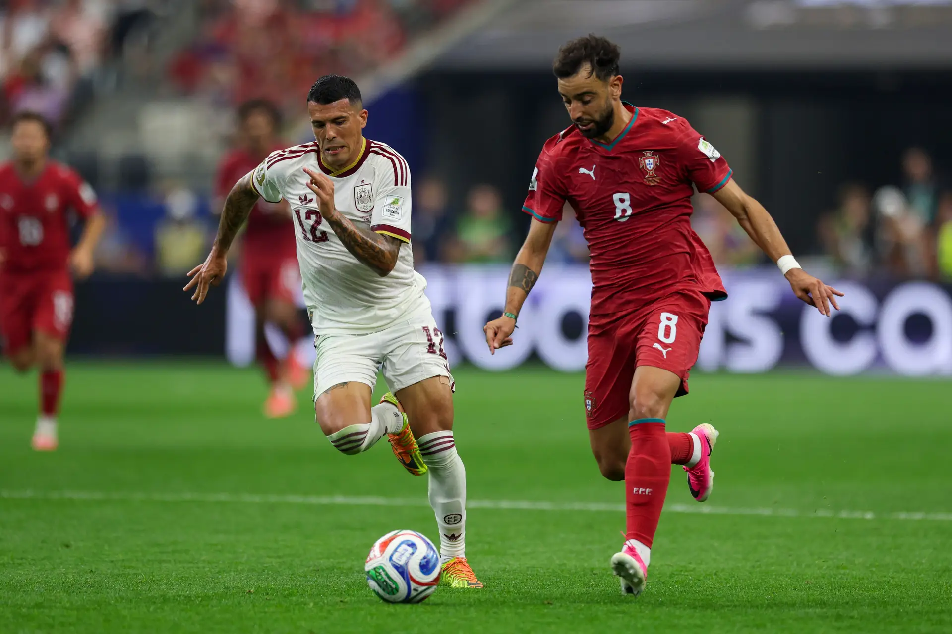Bruno Fernandes num lance com Pedro Porro