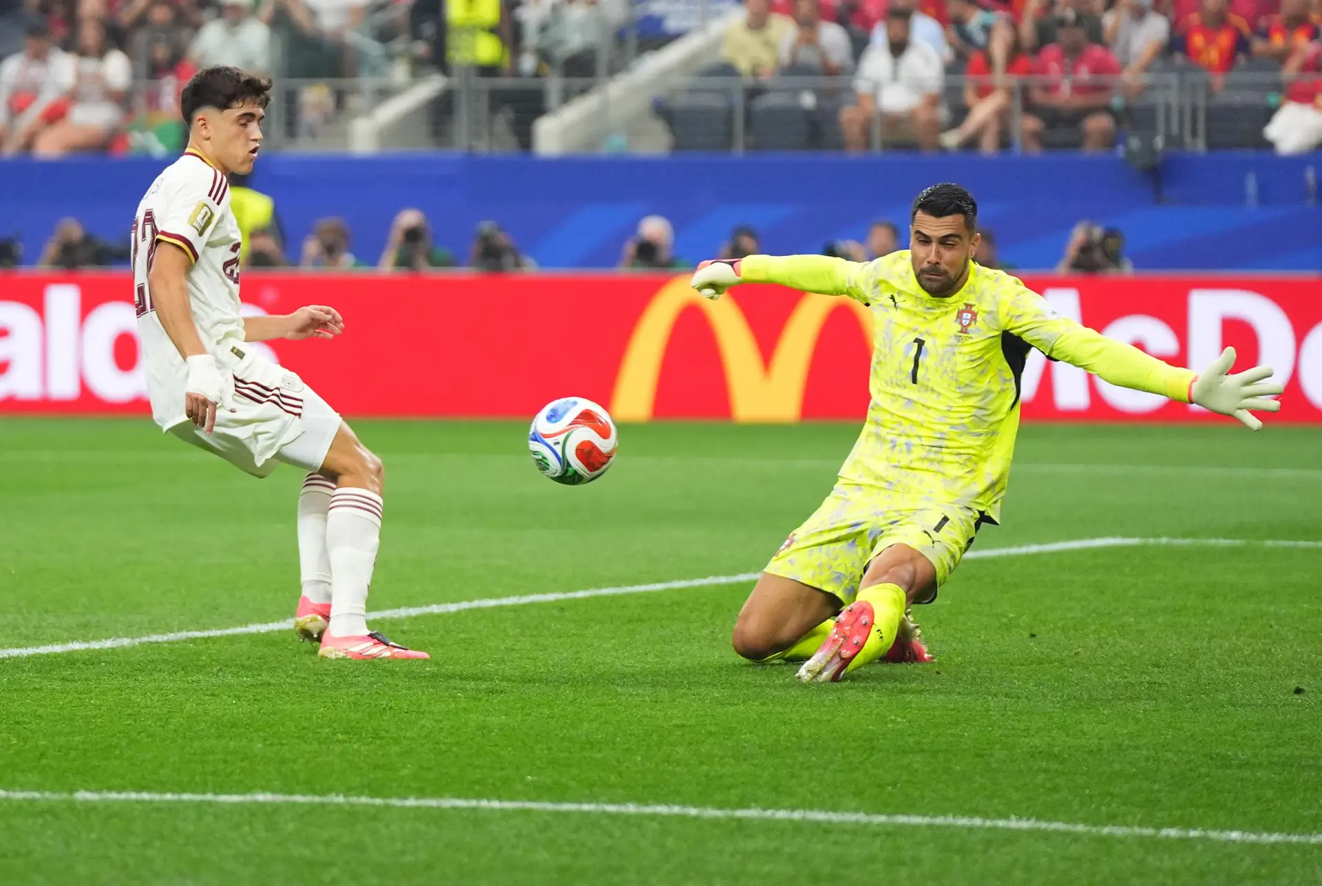 Frente a Espanha, Diogo Costa teve mais uma mão cheia de grandes defesas
