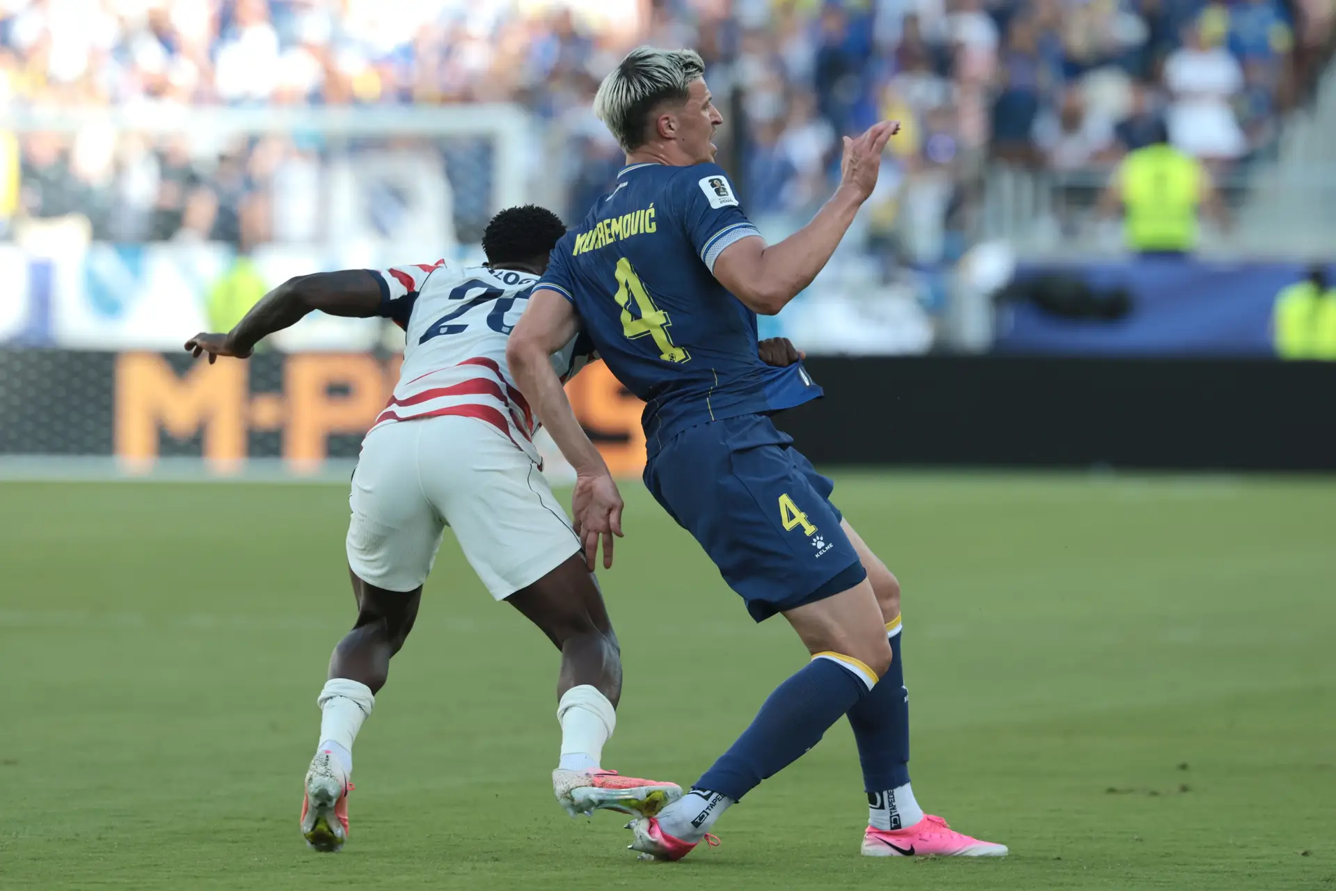 Momento em que Balogun pisa o tornozelo de Tarik Muharemovic