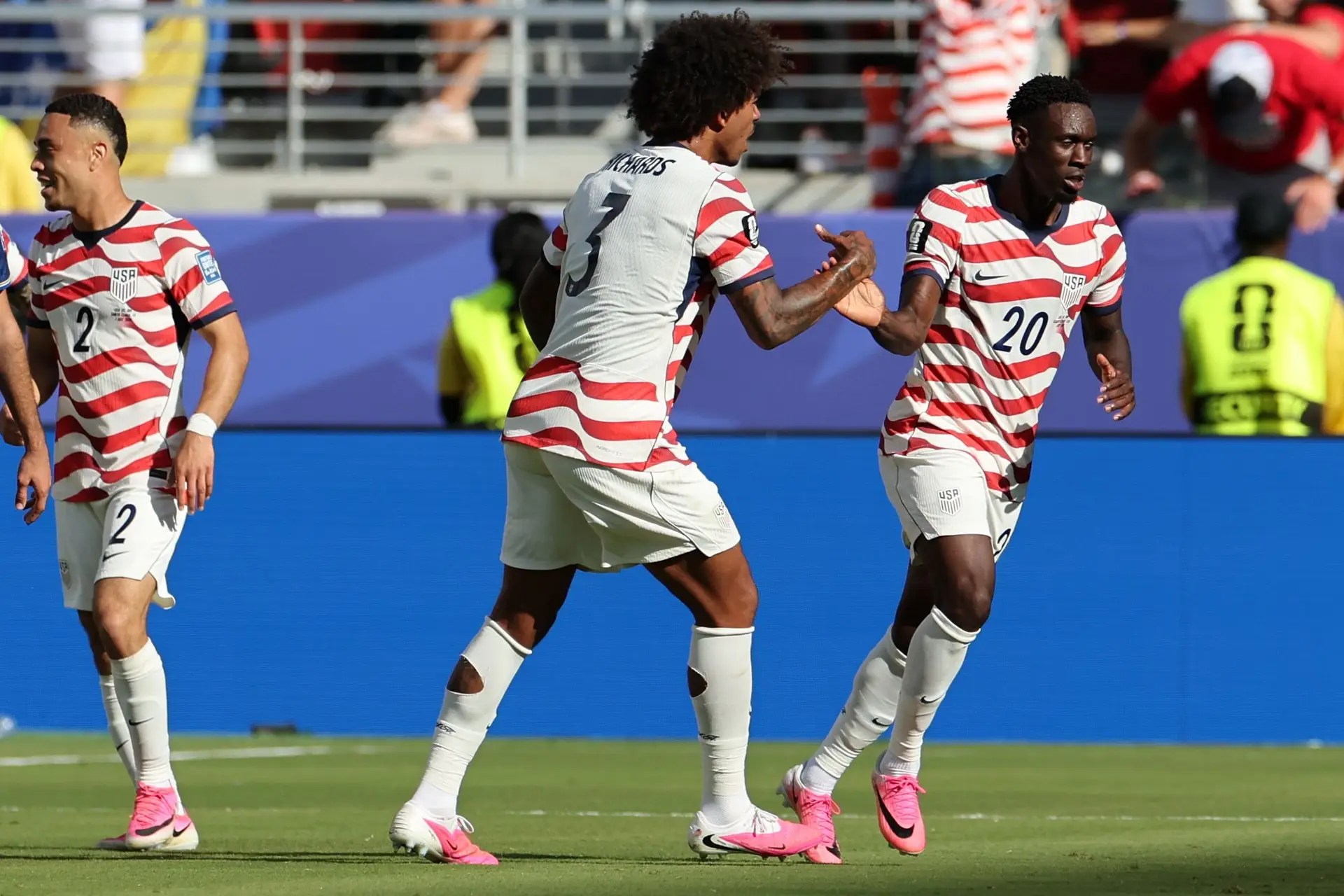 Balogun durante o Estados Unidos-Bósnia, onde marcou e depois foi expulso