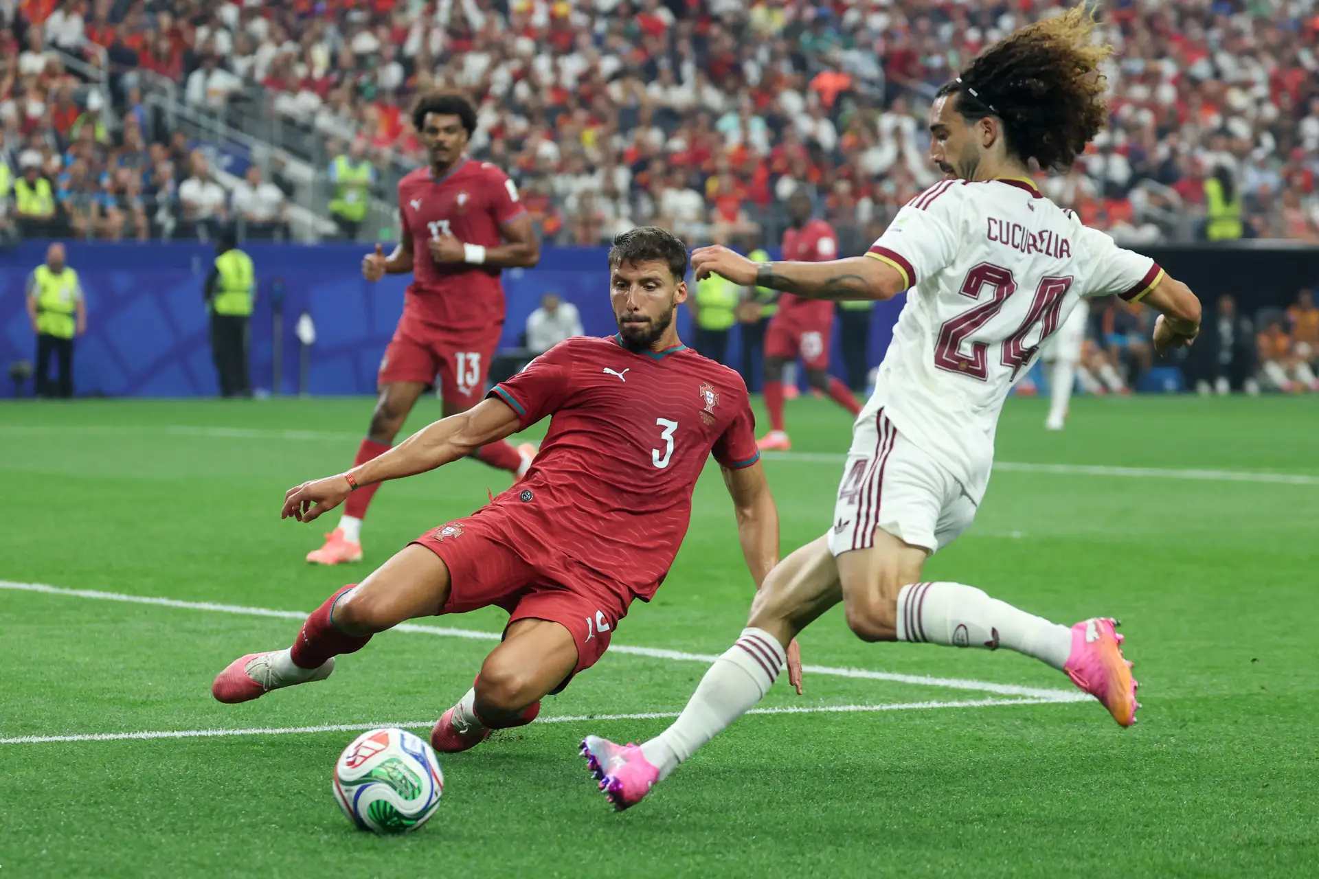 Central num lance com Cucurella