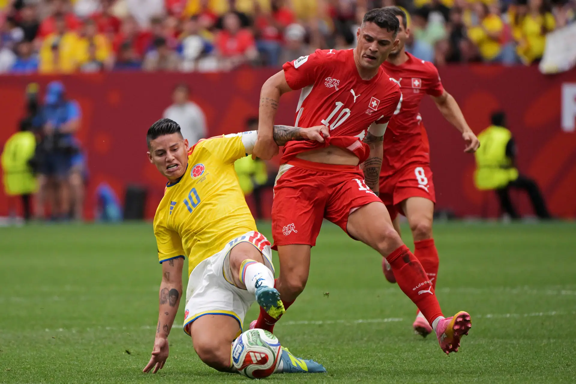 James e Xhaka, duelo de capitães